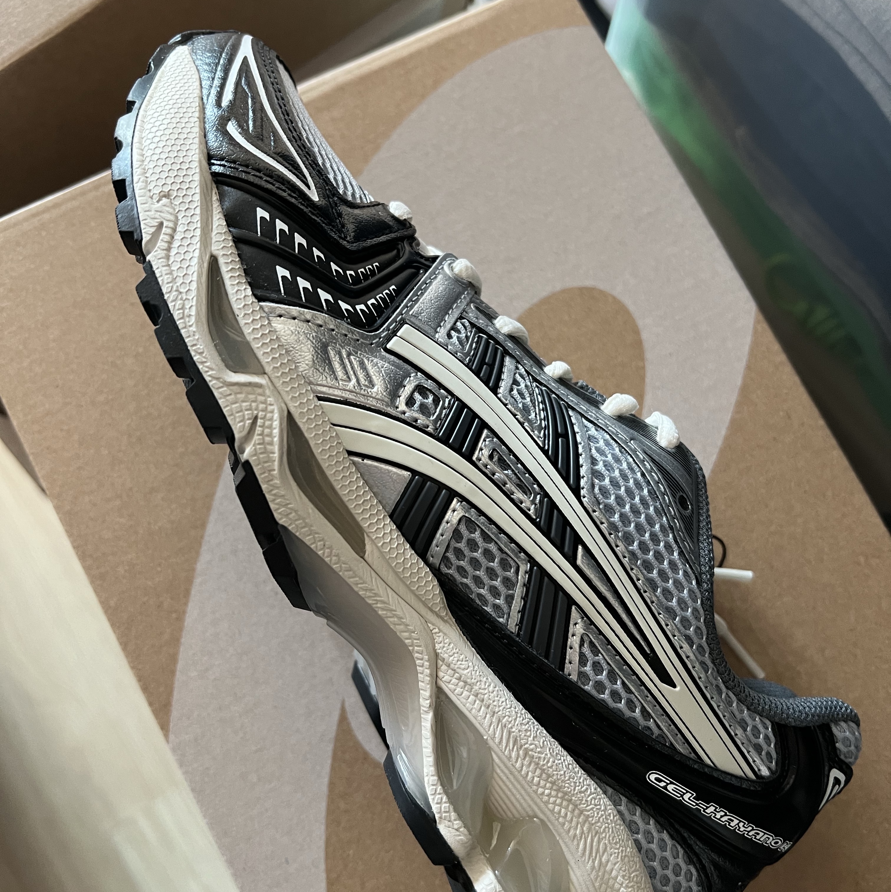 Asics Gel-Kayano 14 Black Glacier Grey 착용 스타일