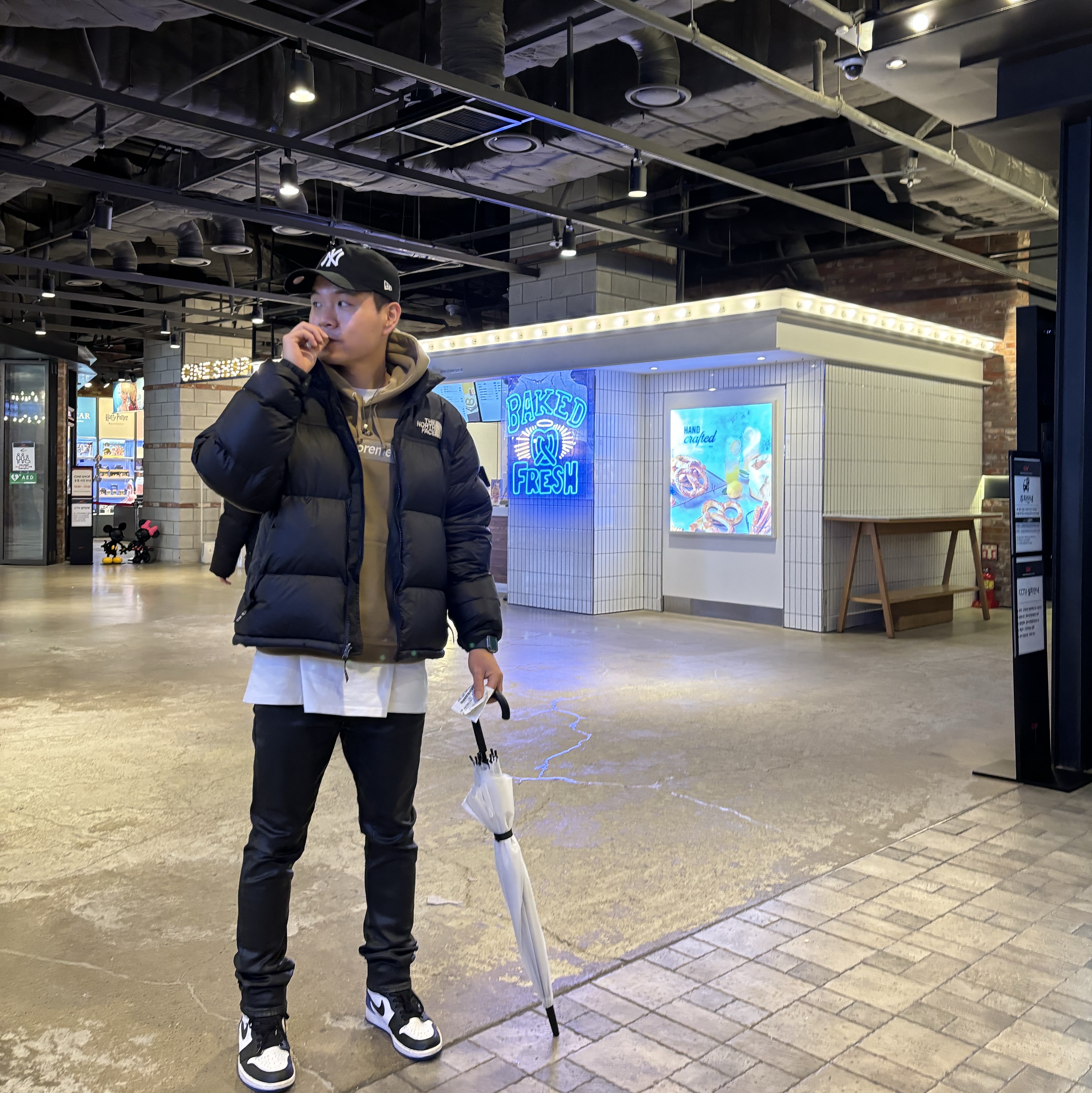 New Era x MoMA New York Yankees Cap Black, Supreme Box Logo Hooded Sweatshirt Dark Sand - 23FW 착용 스타일 - 1