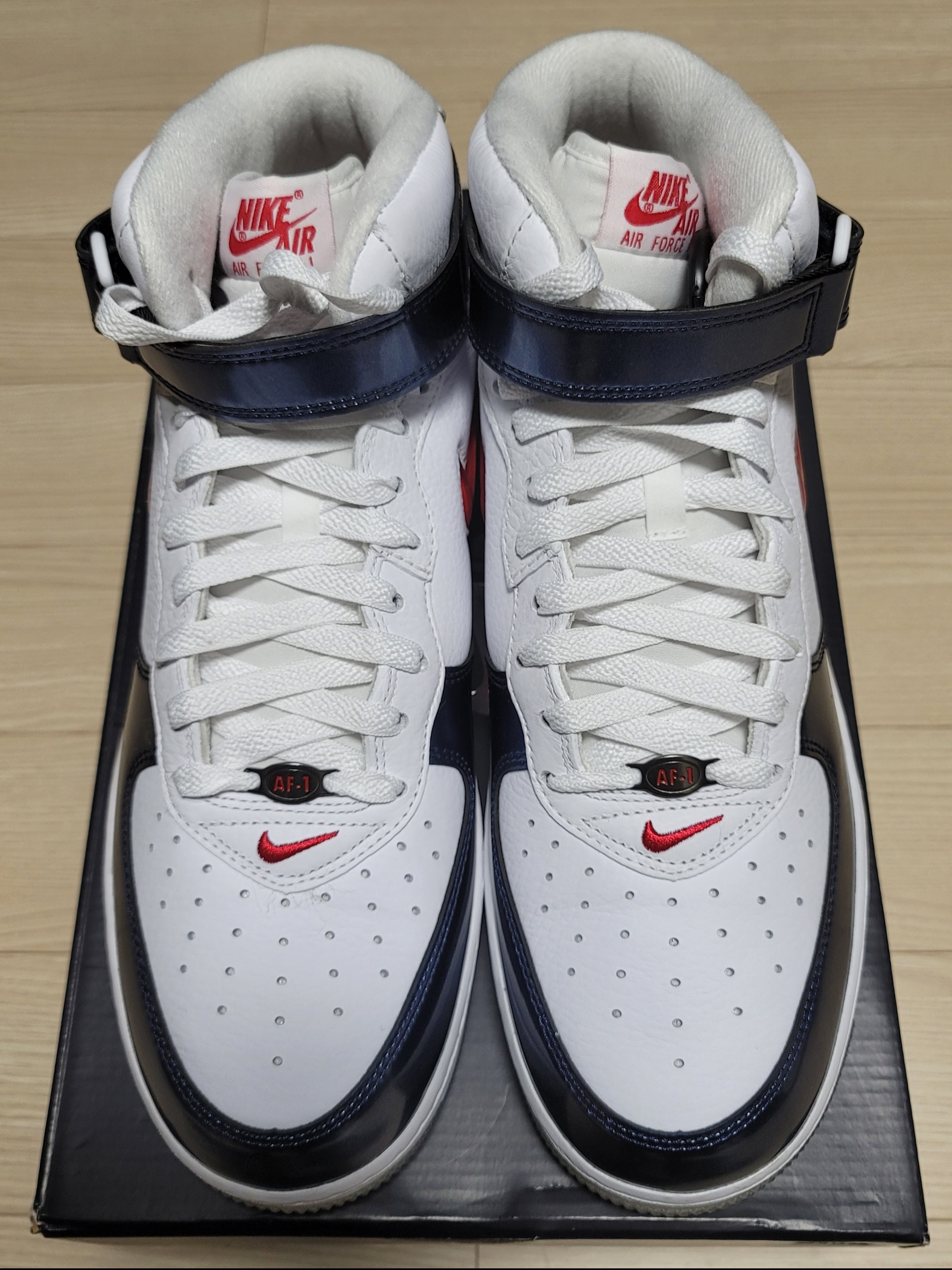 Nike Air Force 1 Mid QS University Red and Midnight Navy 착용 스타일