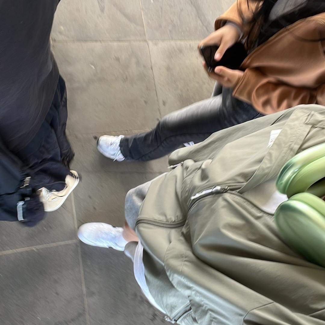 The North Face Ice Run Jacket Light Khaki, Apple AirPods Max Lightning Green (Korean Ver.) 착용 스타일 - 1