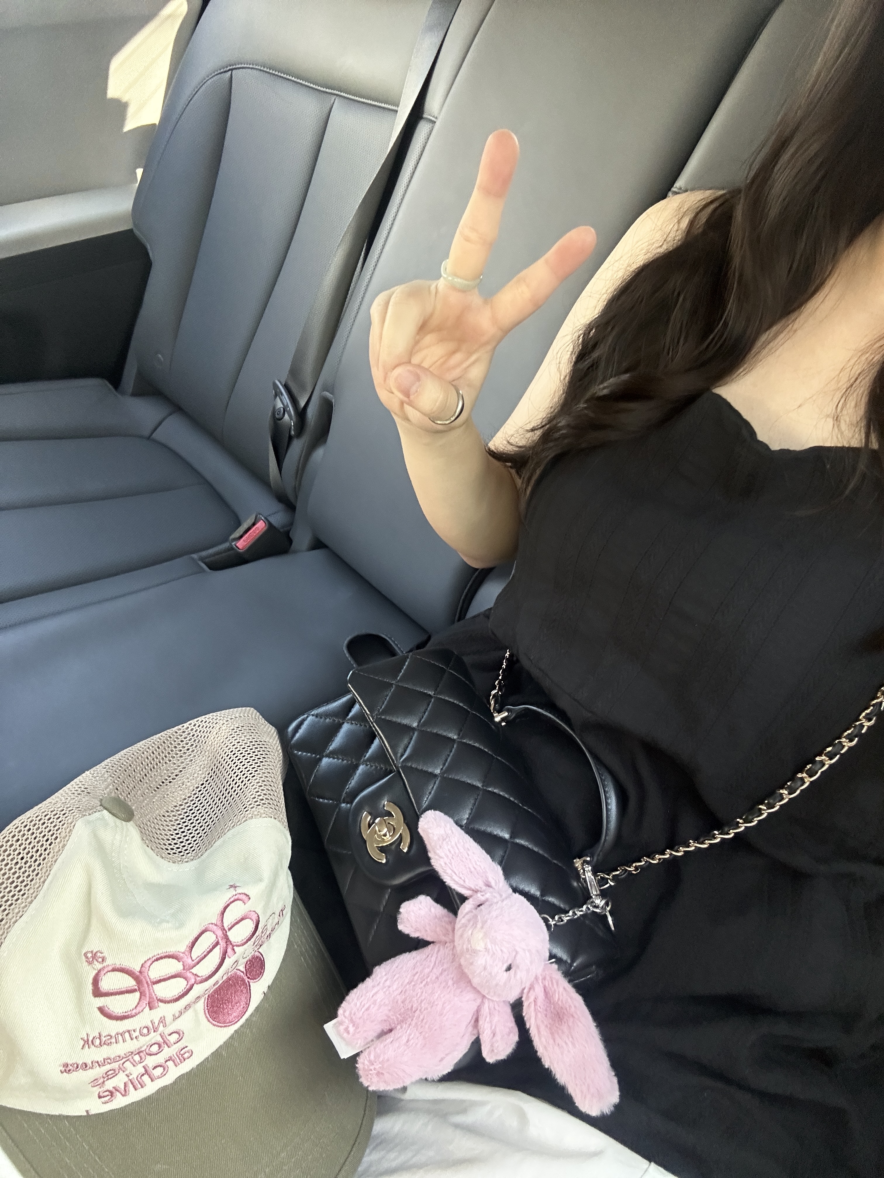 젤리캣 바쉬풀 버니 백 참 튤립, 샤넬 핸들 장식의 미니 플랩백 램스킨 & 골드 메탈 블랙 착용 스타일 - 3