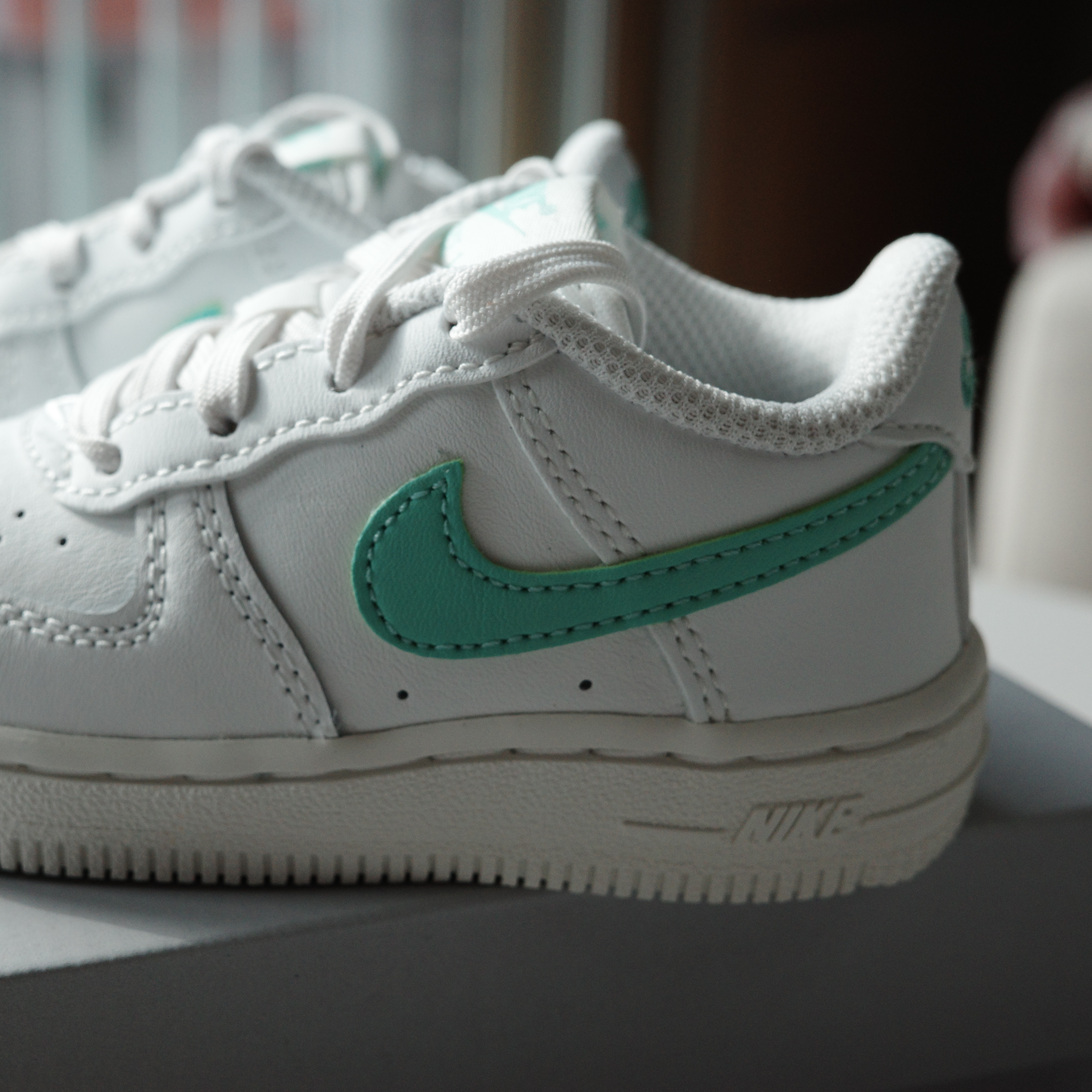 (TD) Nike Air Force 1 Low Summit White Emerald Rise 착용 스타일 - 3