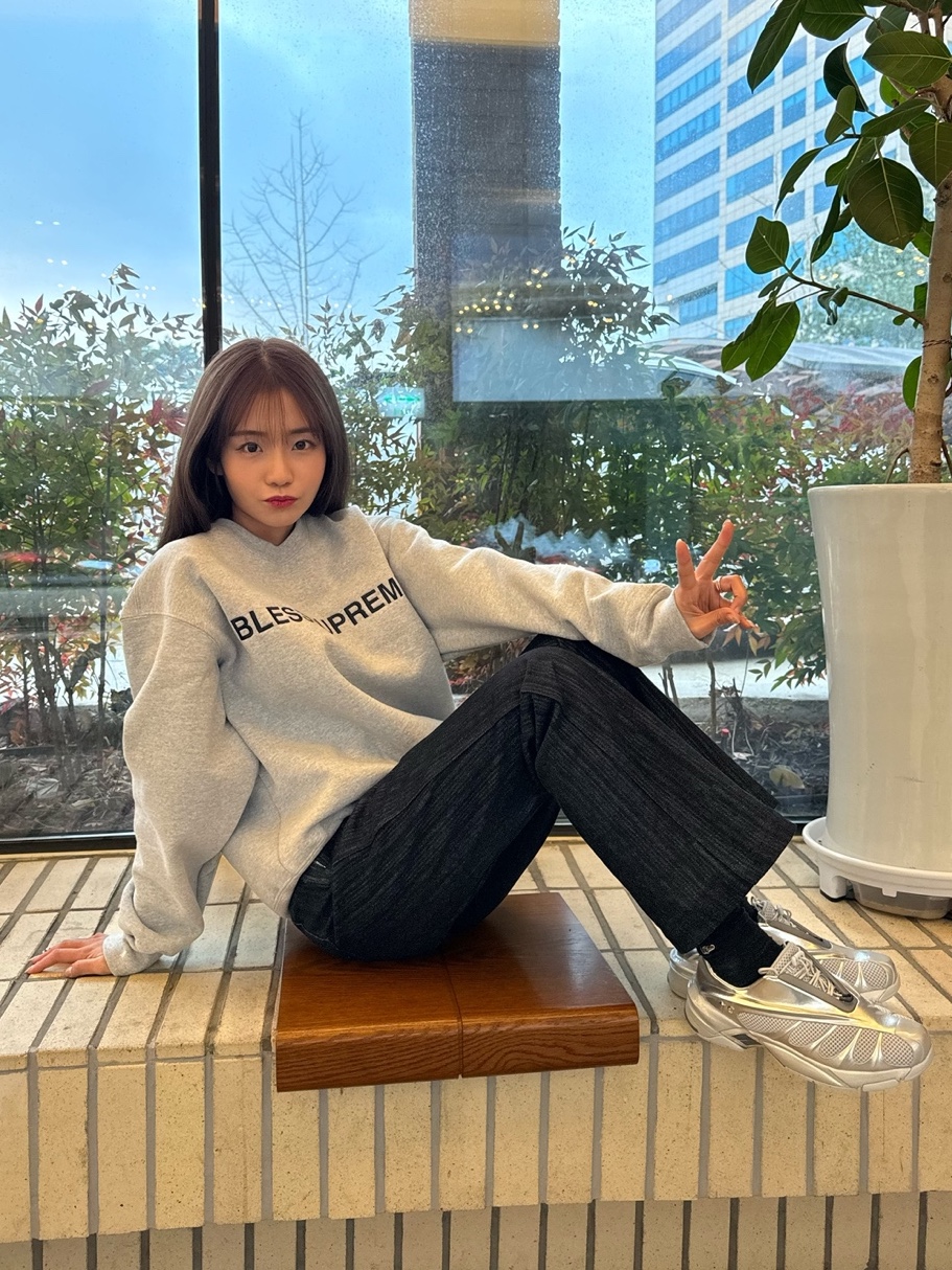 Supreme x Bless Crewneck Heather Grey - 23FW, Fila x Thug Club Replica 2002 Grey White 착용 스타일 - 1
