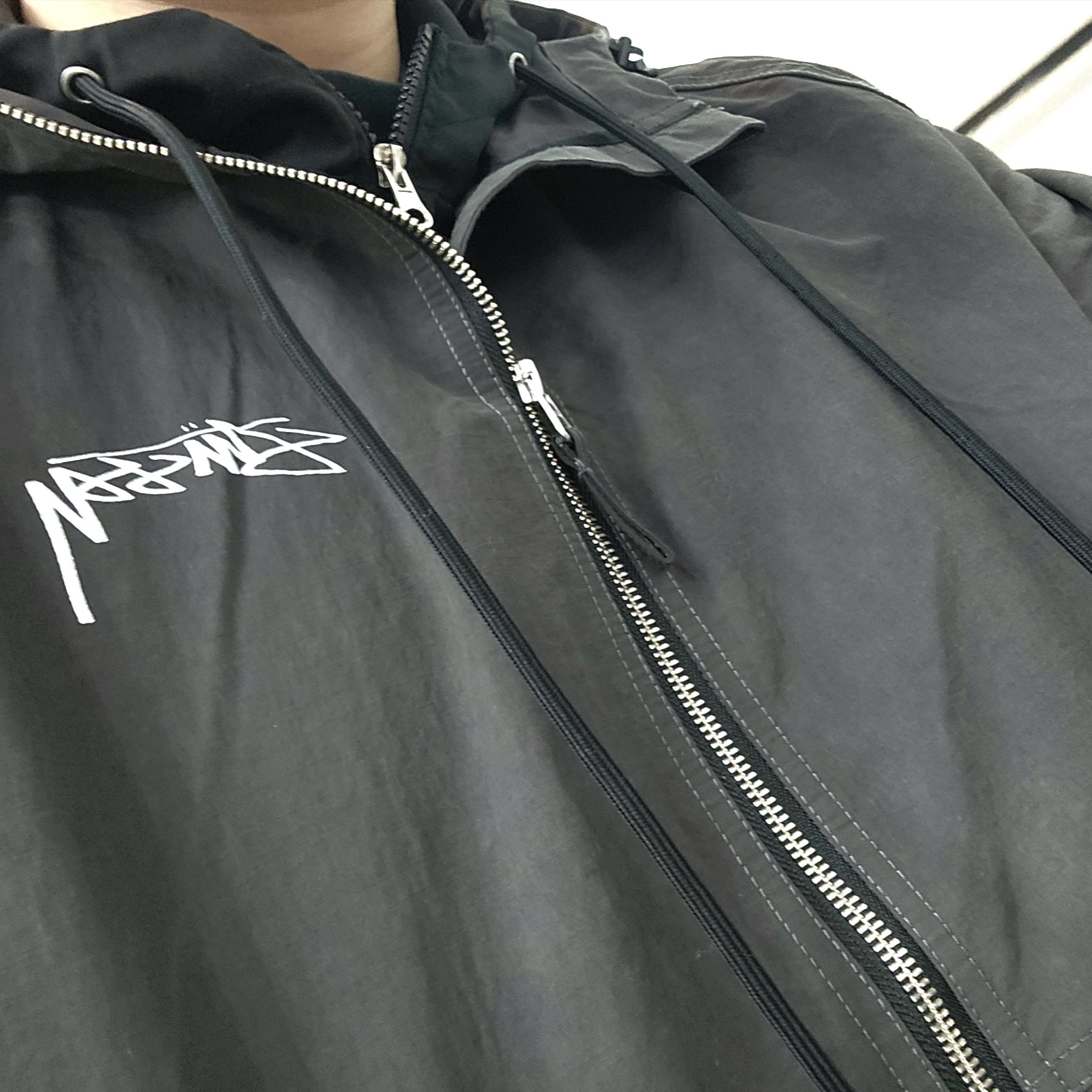 Stussy Wave Dye Beach Shell Jacket Black 착용 스타일