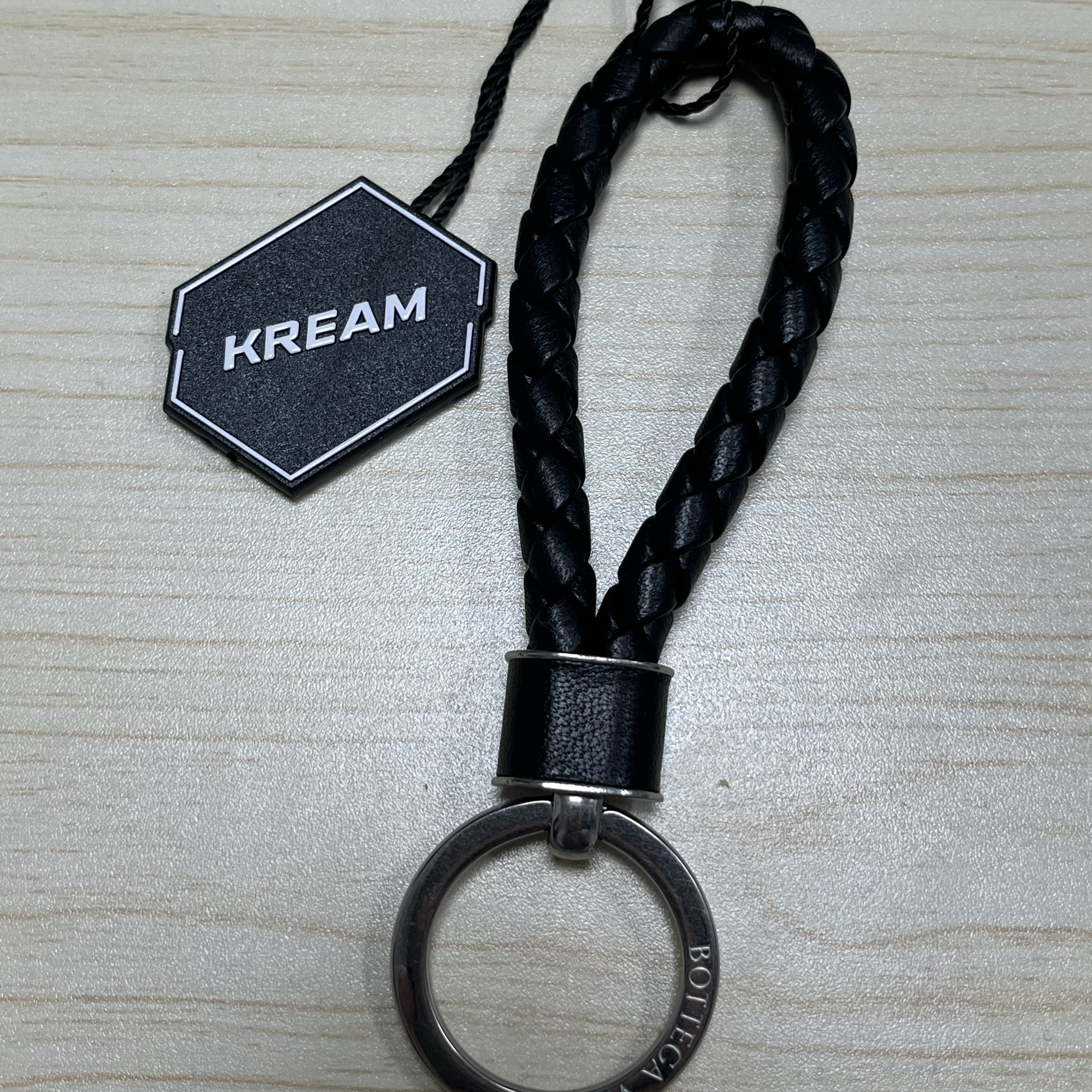 Bottega Veneta Intreccio Keyring Black 착용 스타일