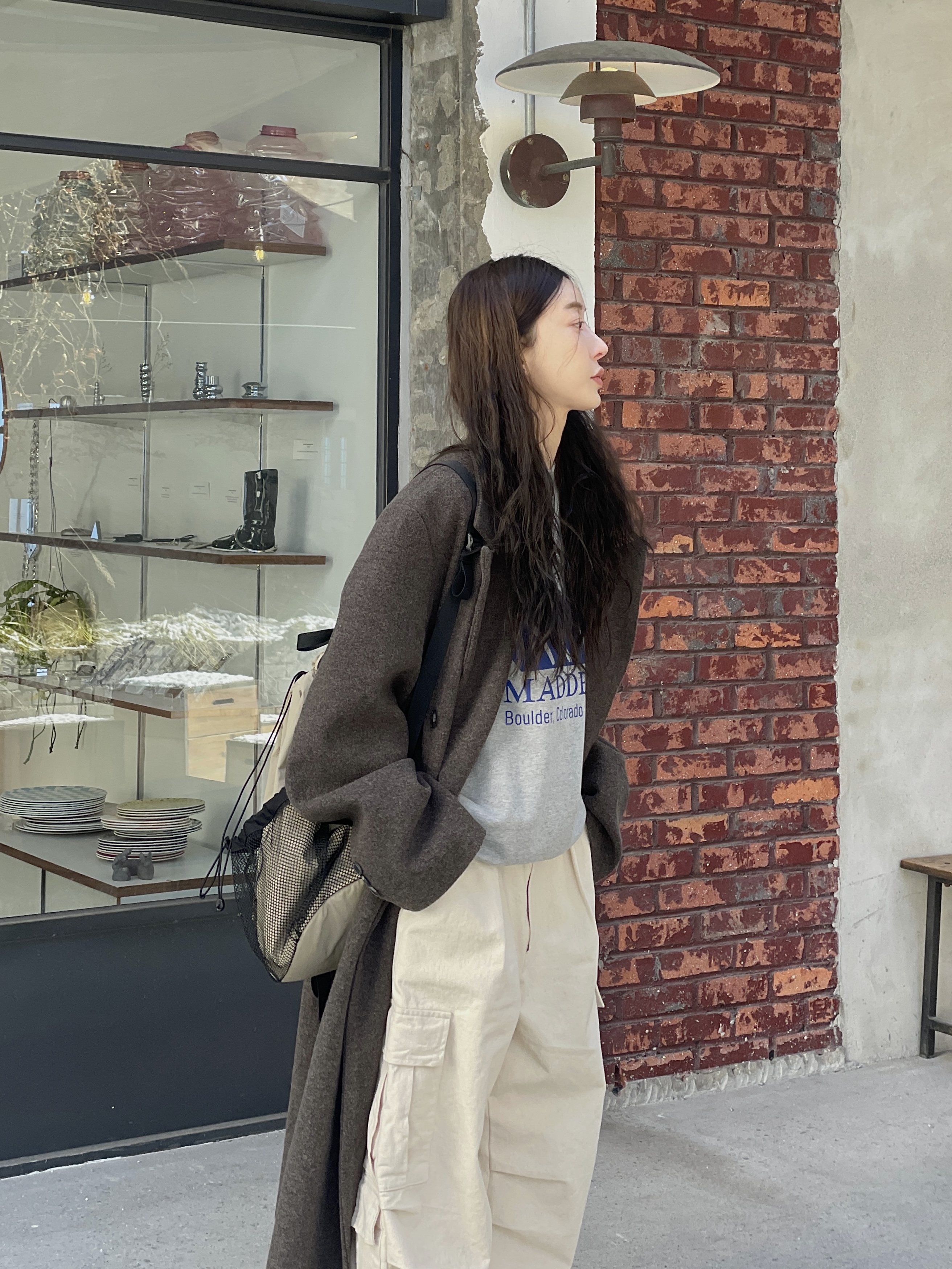 (W) UGG Classic Ultra Mini Platform Mustard Seed 착용 스타일 - 2