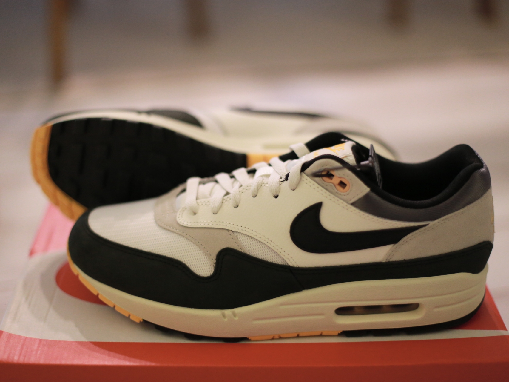 Nike Air Max 1 Light Bone University Gold 착용 스타일 - 4