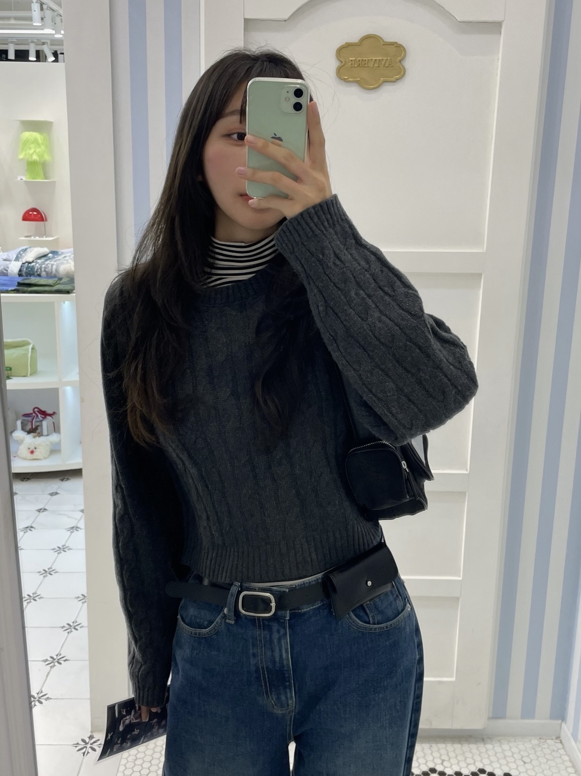 Matin Kim Madeleine Round Bag Black 착용 스타일