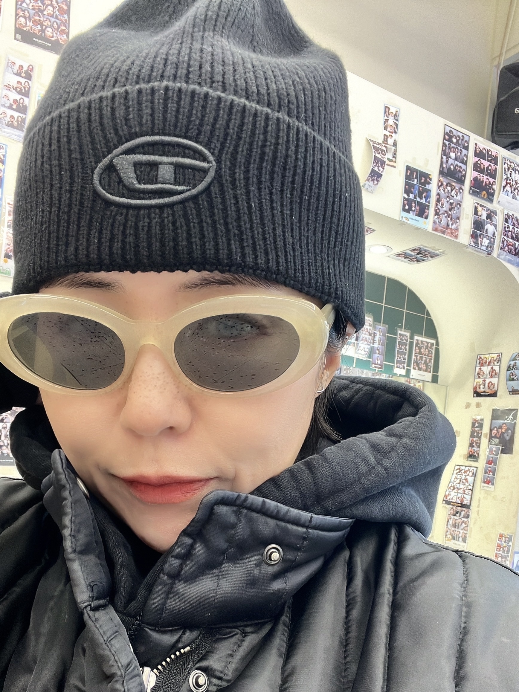 Diesel K-Coder-Fully B Ribbed Beanie with D Embroidery Black, Gentle Monster Le IV1 Ivory 착용 스타일 - 2