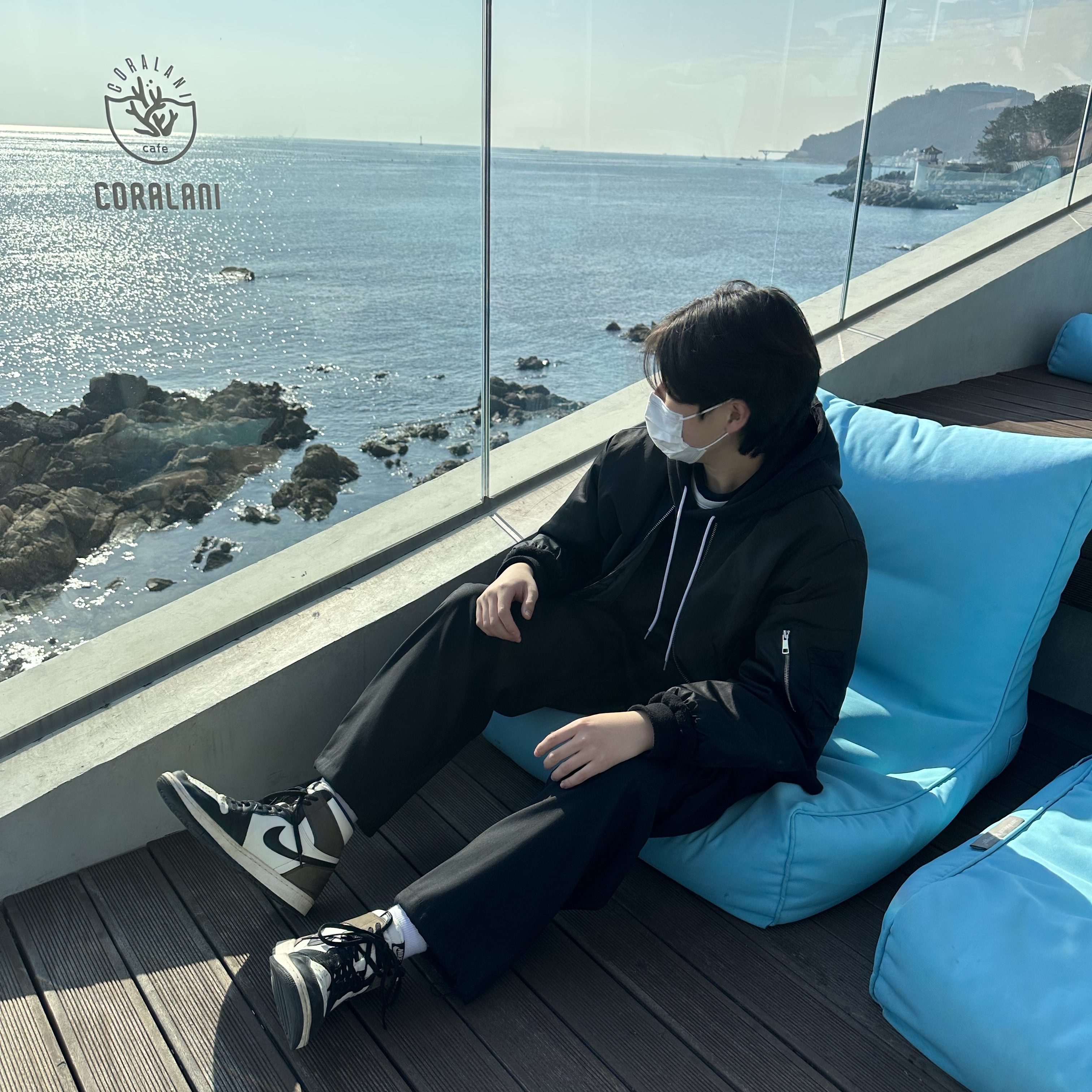 Jordan 1 Retro High OG Black Mocha, Nike NRG Solo Swoosh Fleece Hoodie Black White - Asia 착용 스타일