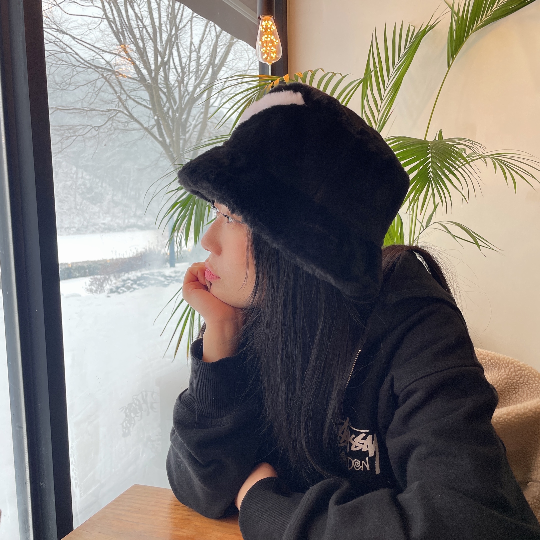 Nike Apex Faux Fur Swoosh Bucket Black, Stussy Stock London Zip Hoodie Black 착용 스타일
