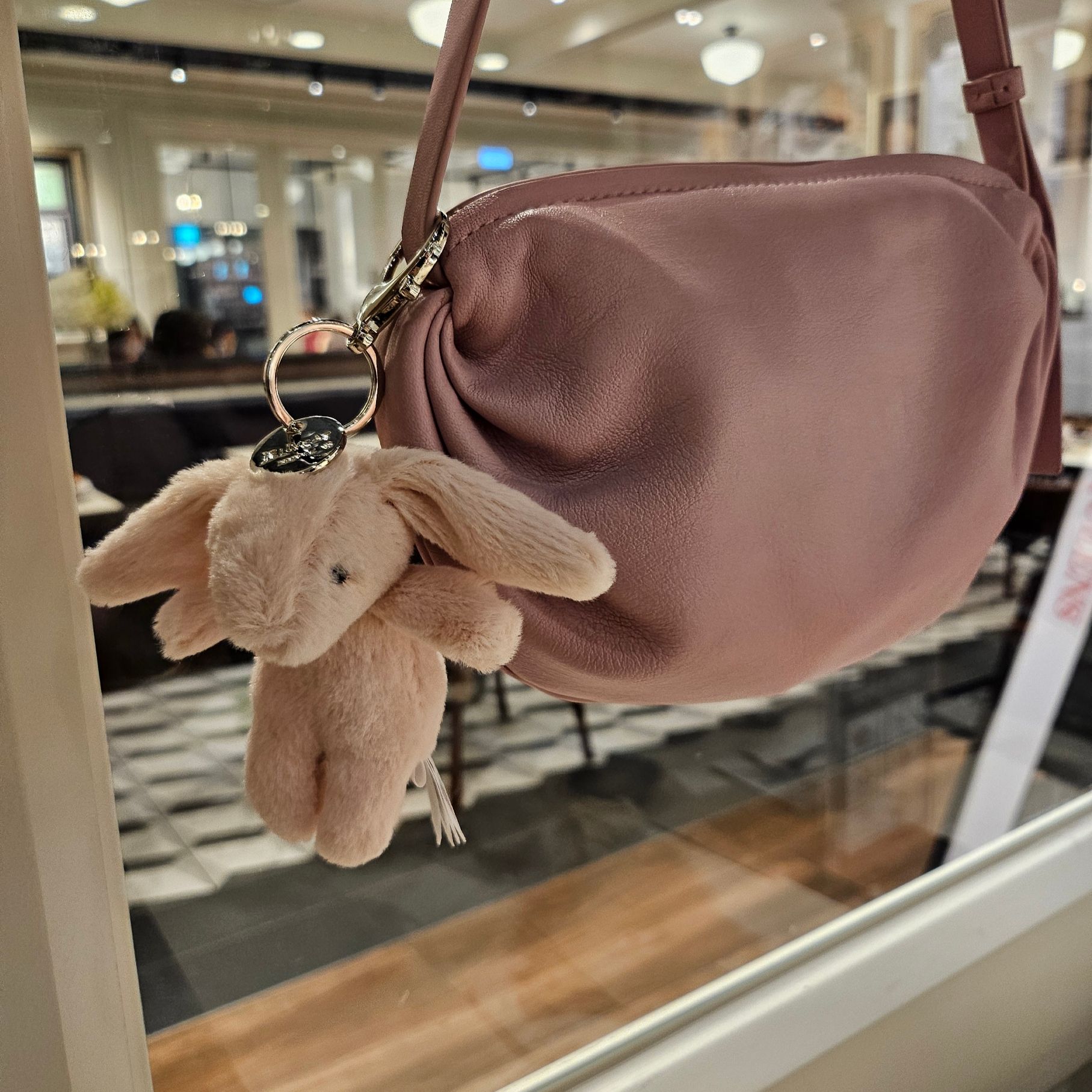 Jellycat Bashful Bunny Bag Charm Blush 착용 스타일