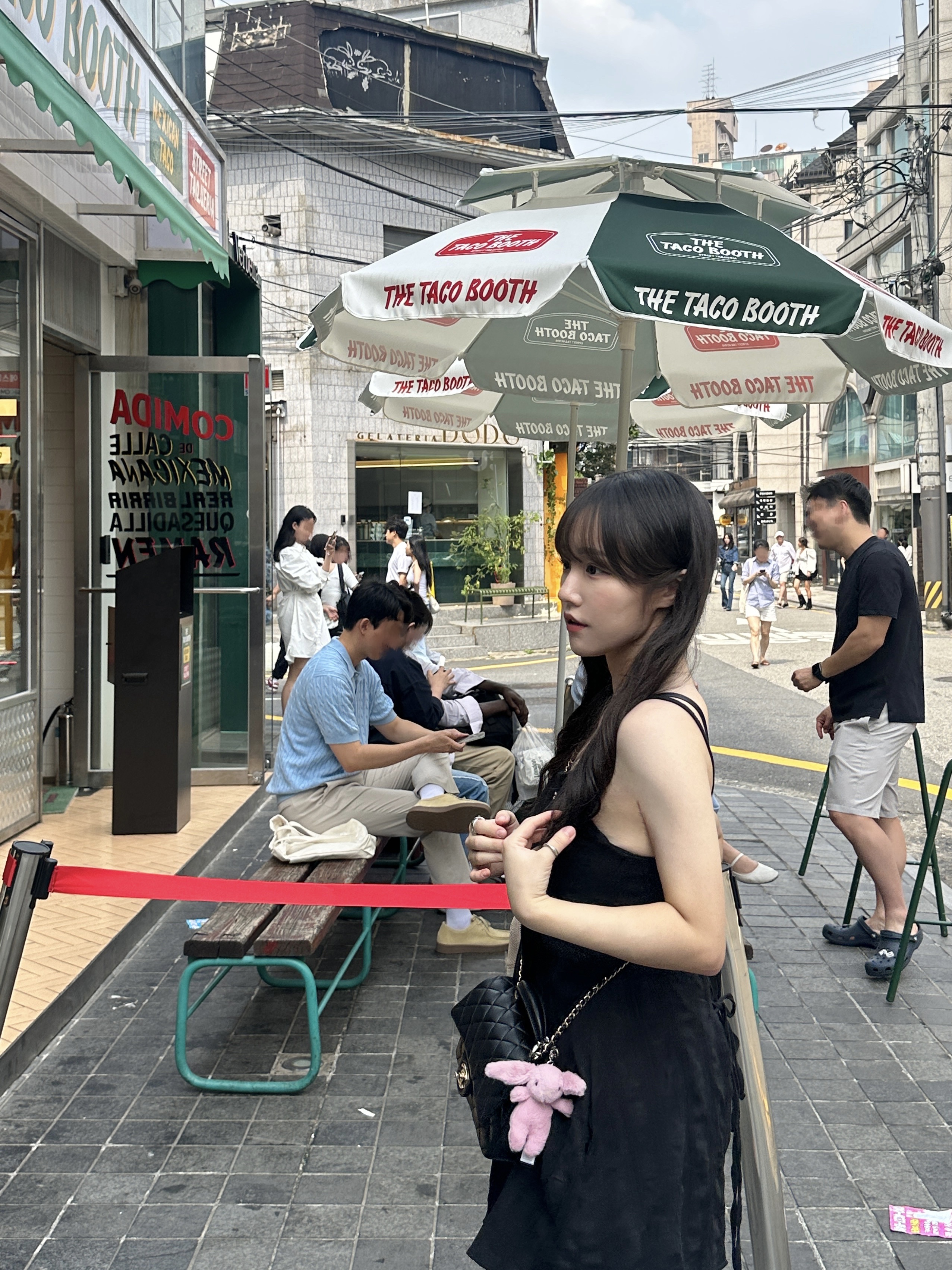 젤리캣 바쉬풀 버니 백 참 튤립, 샤넬 핸들 장식의 미니 플랩백 램스킨 & 골드 메탈 블랙 착용 스타일 - 1
