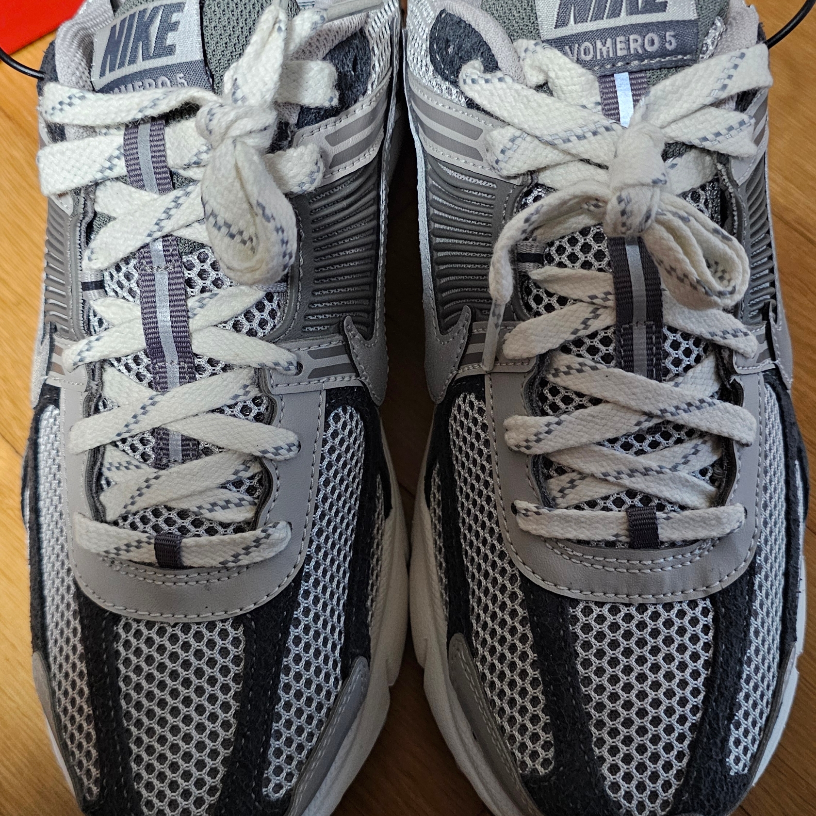 Nike Zoom Vomero 5 PRM Light Iron Ore and Flat Fewter 착용 스타일