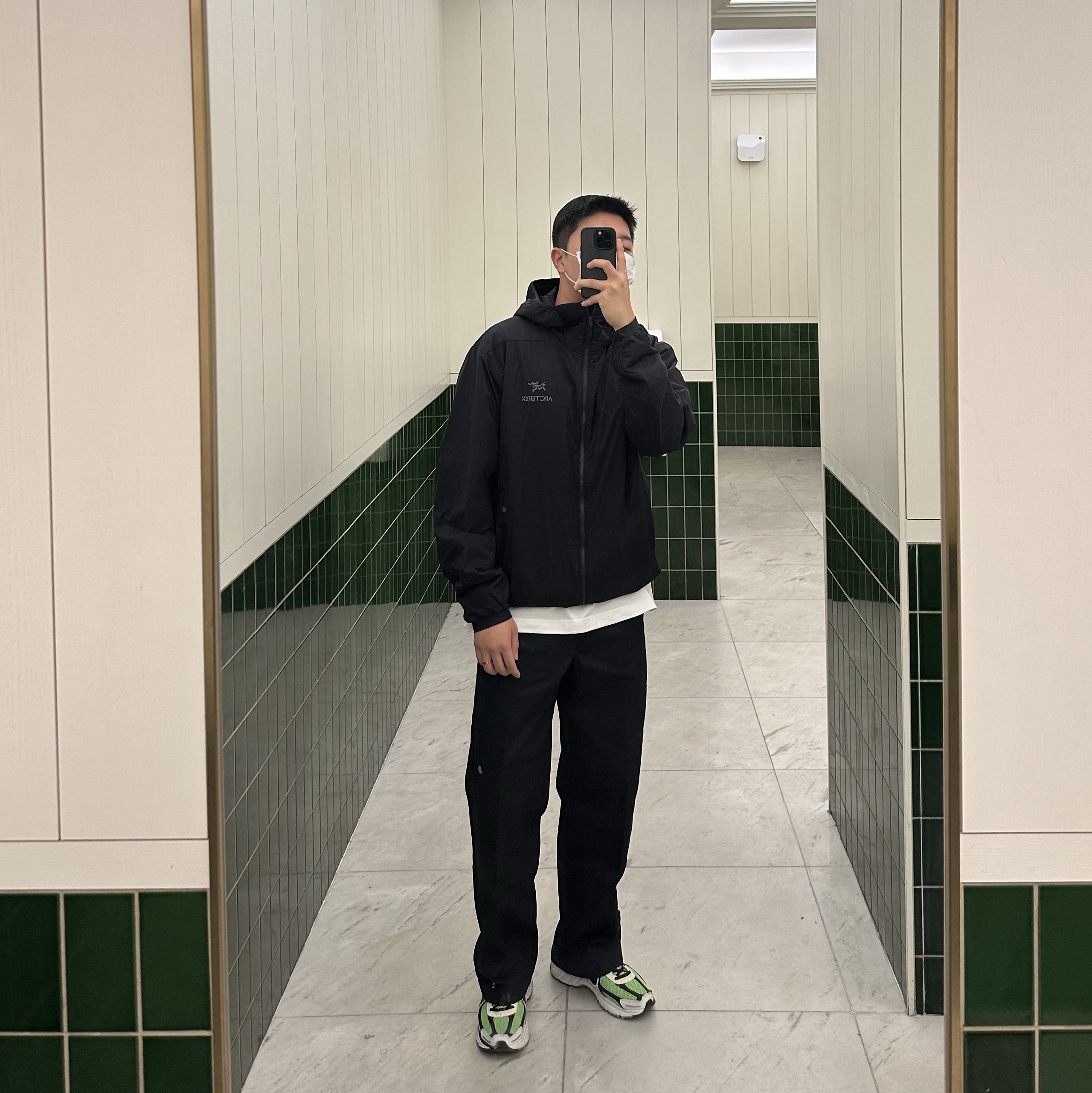 Arc'teryx Atom Hoody Black, Nike Zoom Vomero 5 Electric Green Black 착용 스타일