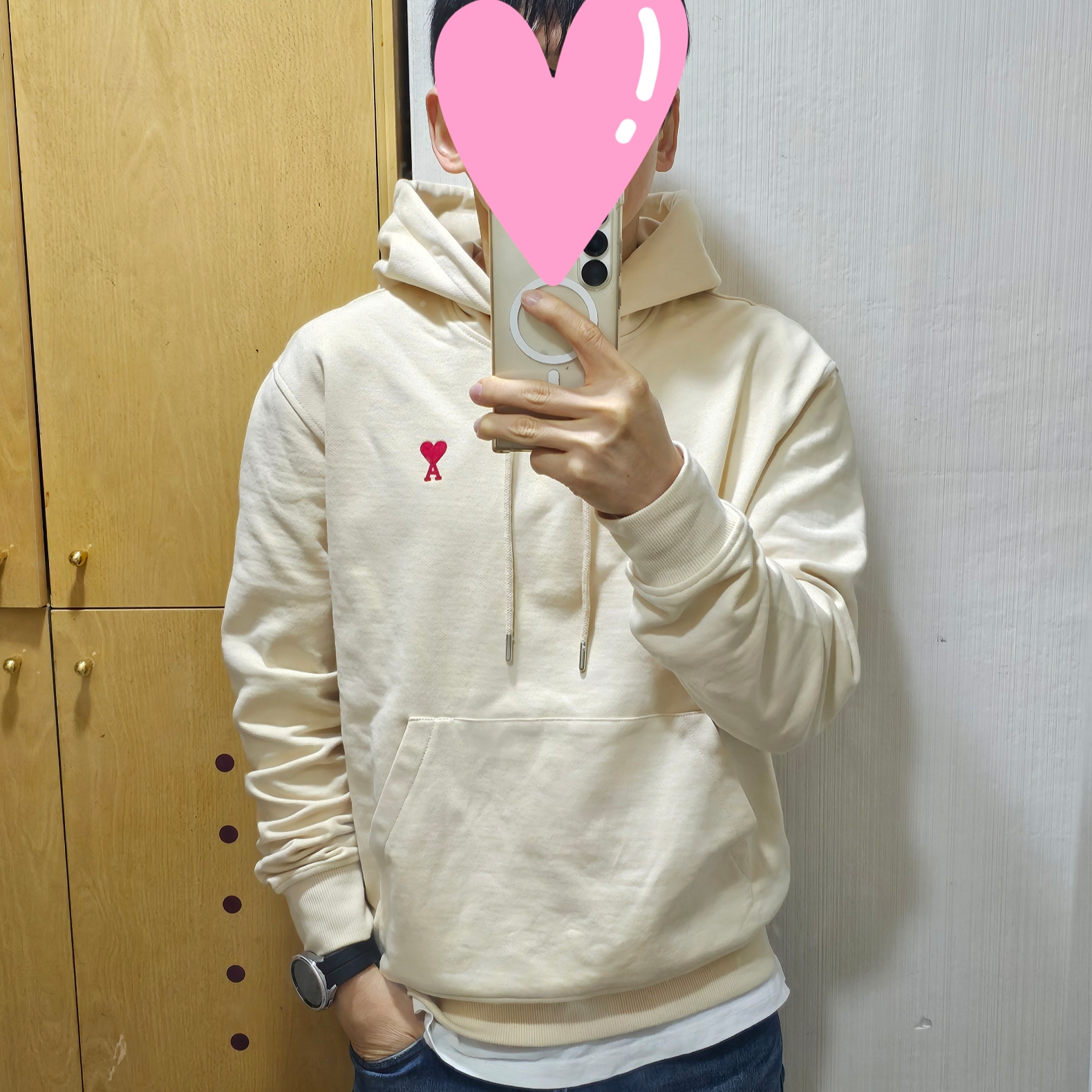 AMI de Coeur Hood Sweatshirt Vanilla 착용 스타일