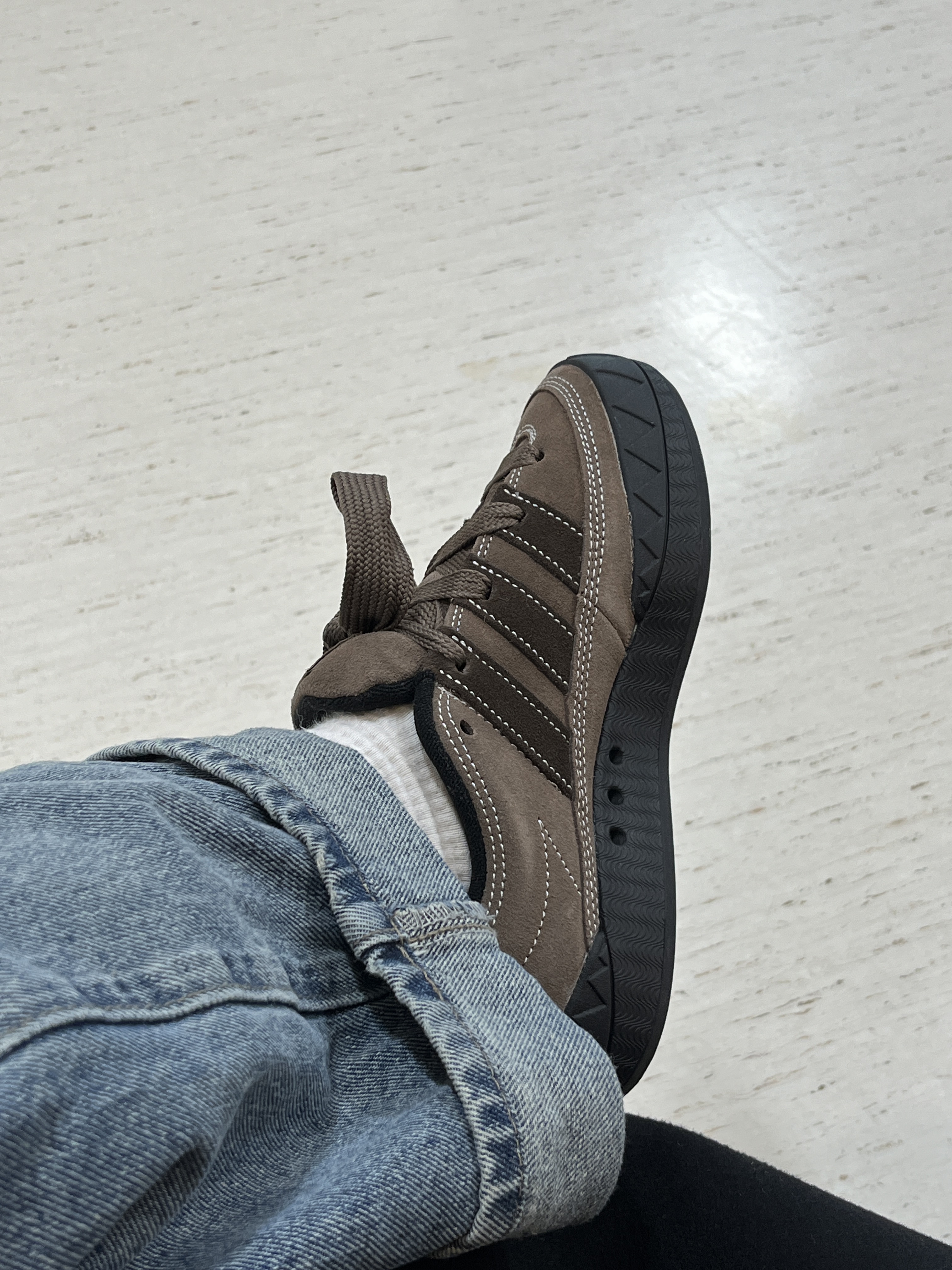 (W) Adidas Adimatic Earth Strata Dark Brown 착용 스타일 - 2
