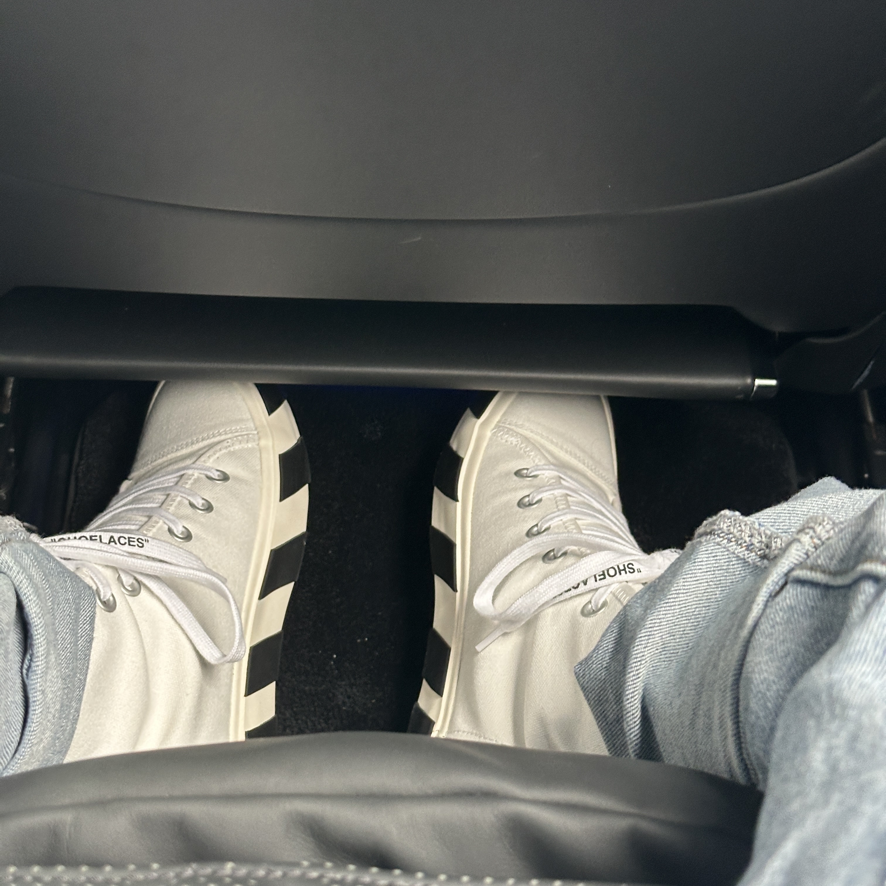 Off-White Arrow Mid Vulcanized Sneakers White Black 착용 스타일
