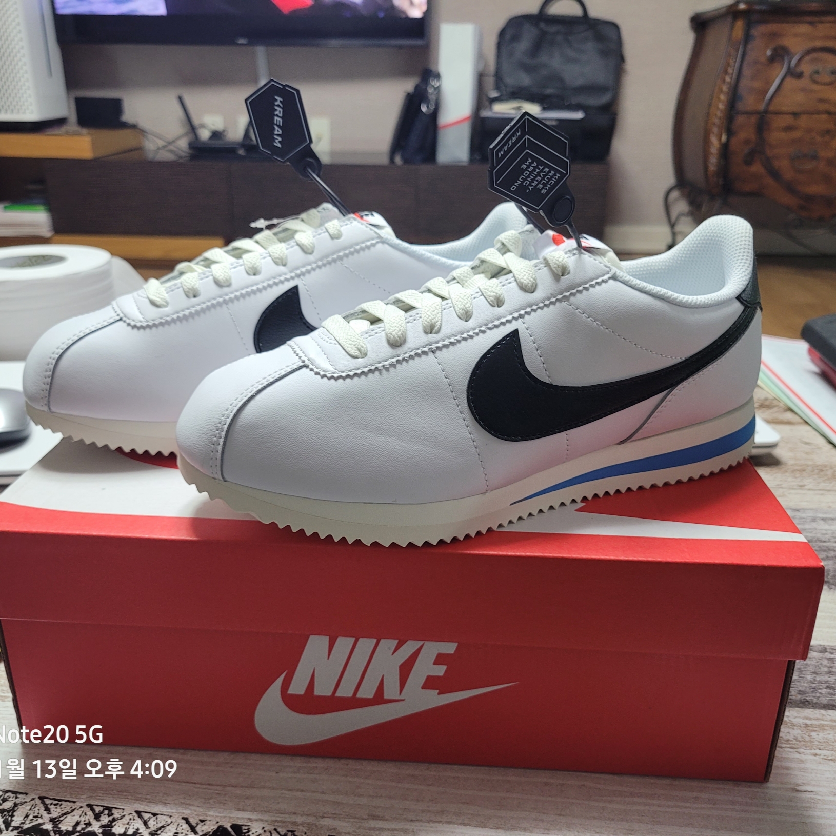 (W) Nike Cortez White and Black 착용 스타일