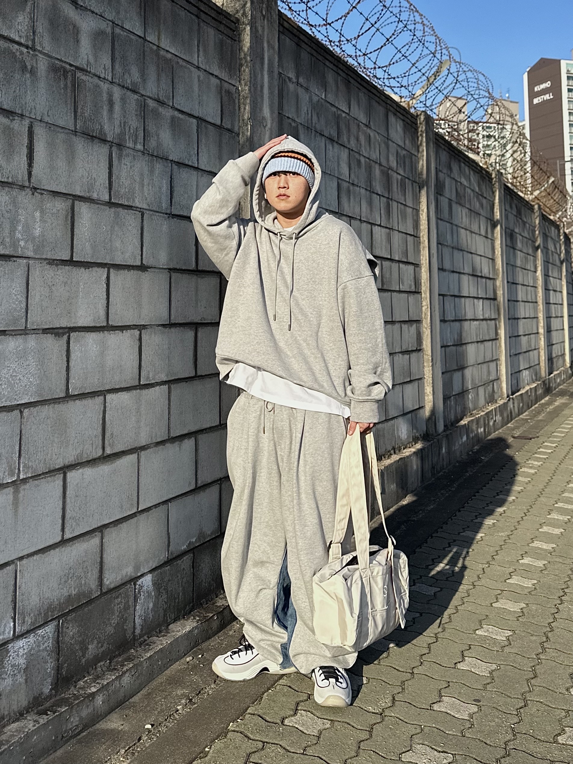 Nike Air Penny II Photon Dust 착용 스타일 - 4
