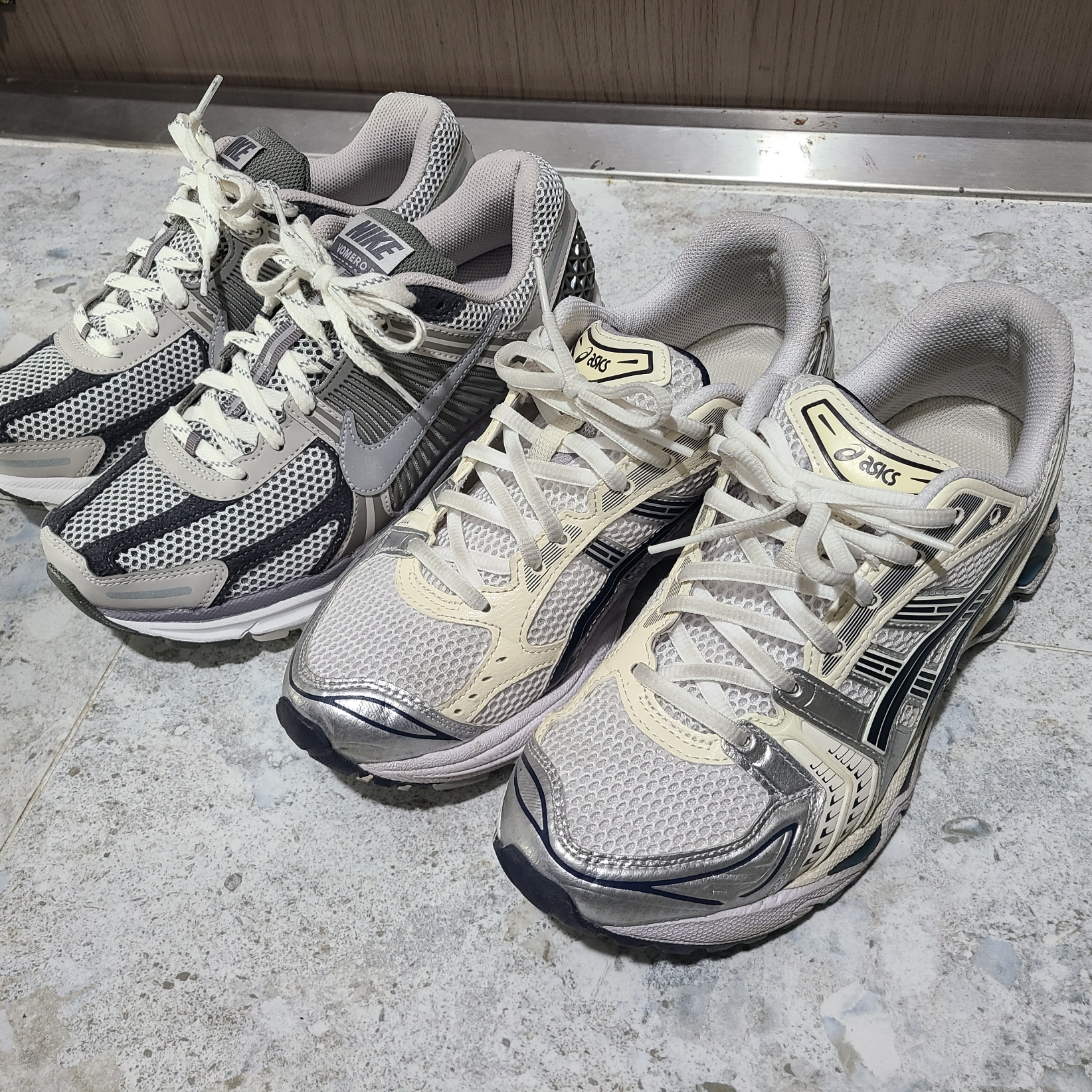 Nike Zoom Vomero 5 PRM Light Iron Ore and Flat Fewter, (W) Asics Gel-Kayano 14 White Midnight 착용 스타일 - 2