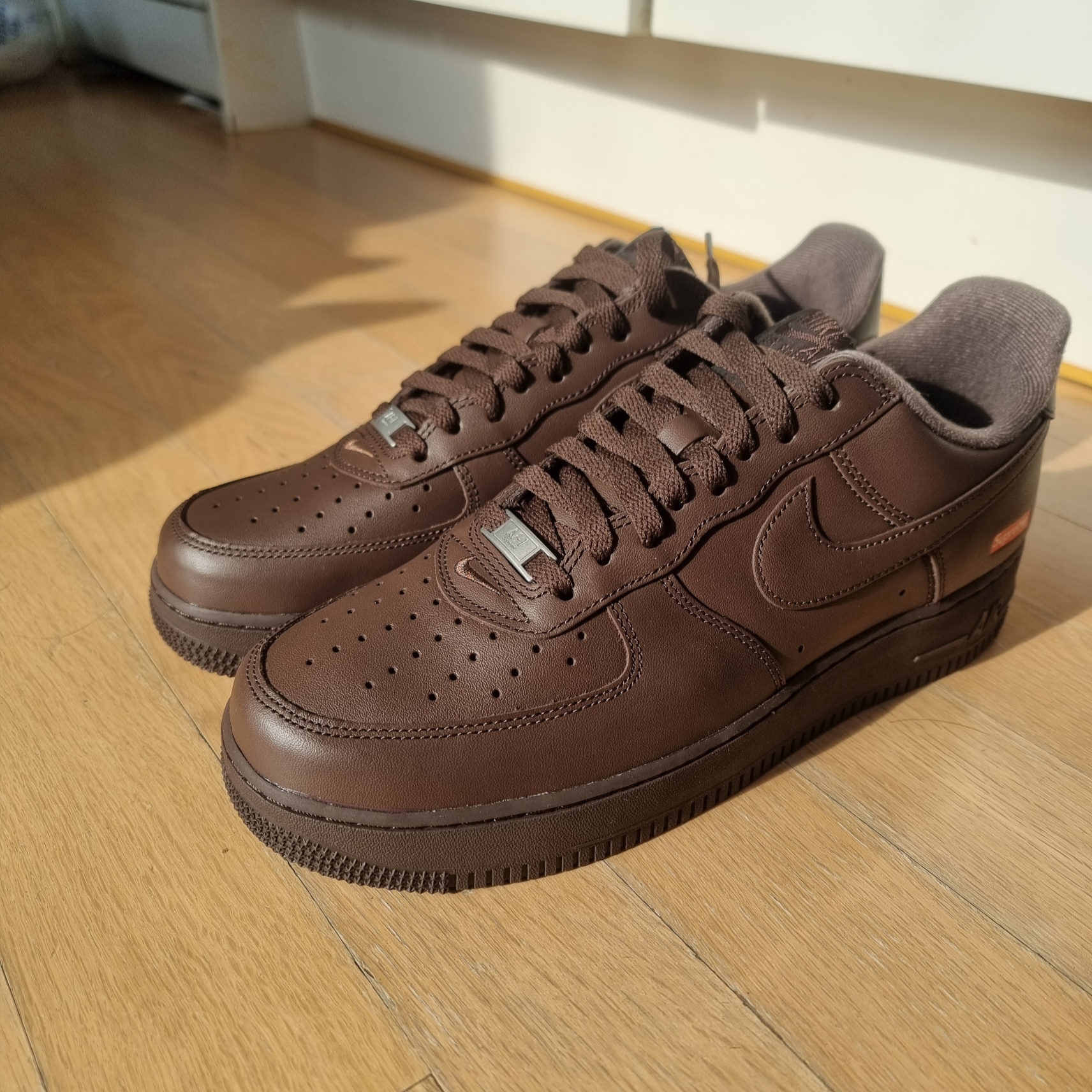 Nike x Supreme Air Force 1 Low Baroque Brown 착용 스타일 - 1