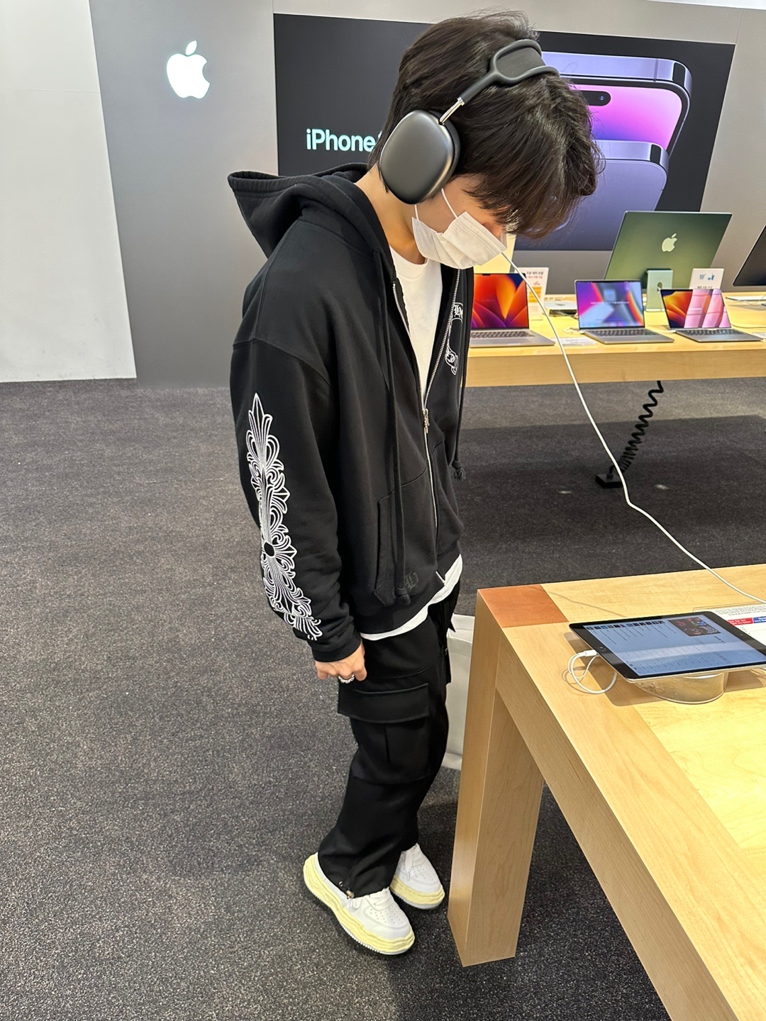 Chrome Hearts Horseshoe Floral Fleece Zip-Up Hoodie Black, Maison Mihara Yasuhiro Blakey OG Sole Canvas Low-top Sneakers White 착용 스타일 - 3