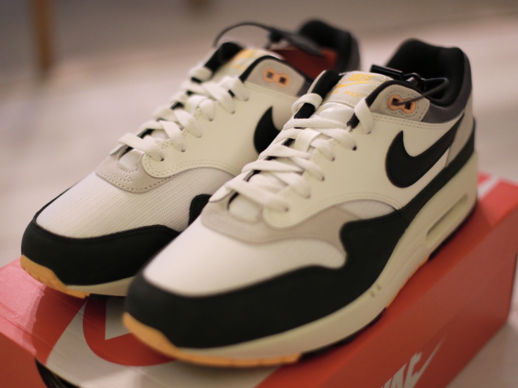 Nike Air Max 1 Light Bone University Gold 착용 스타일 - 2