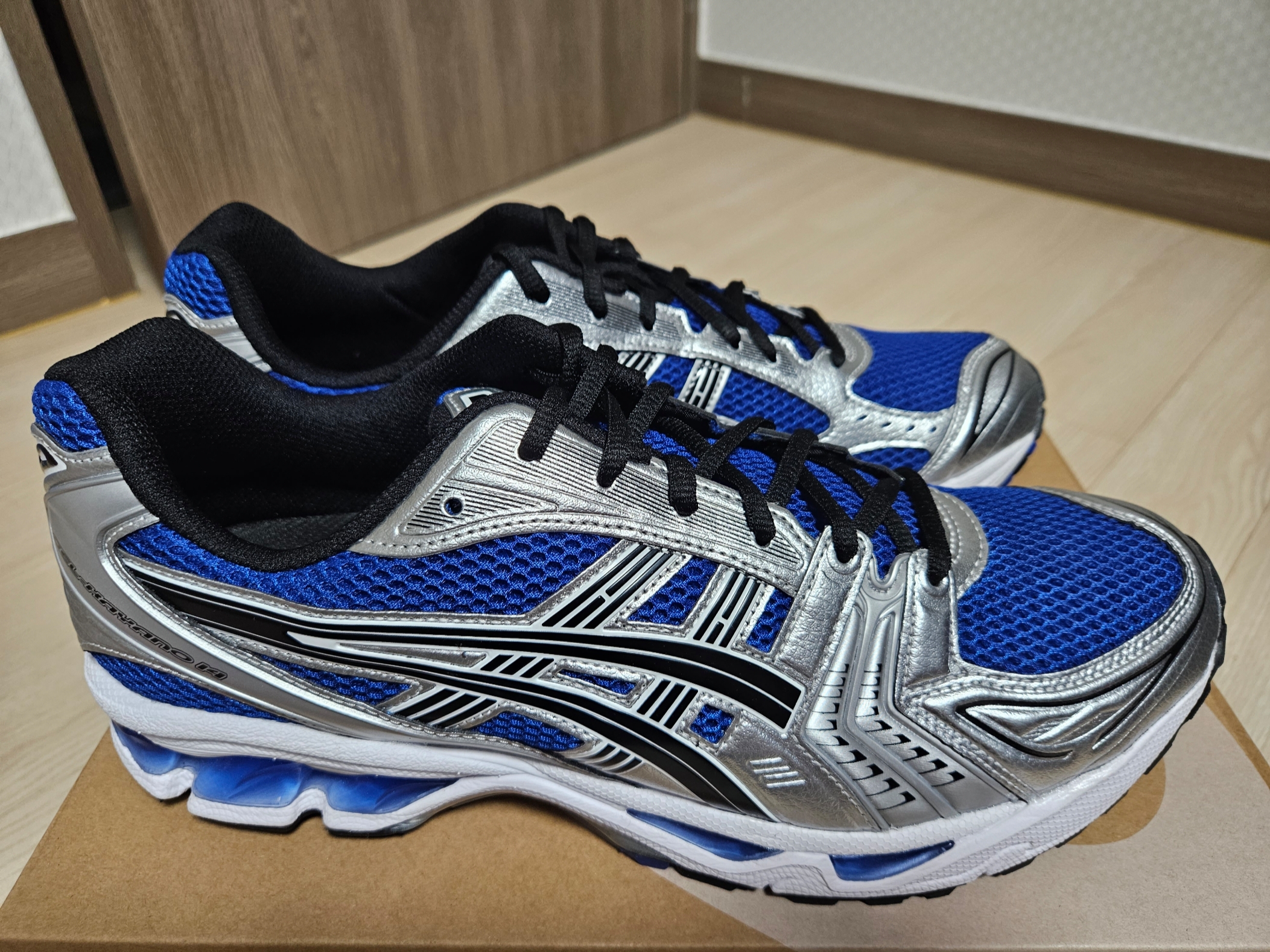 Asics Gel-Kayano 14 Monaco Blue Black 착용 스타일