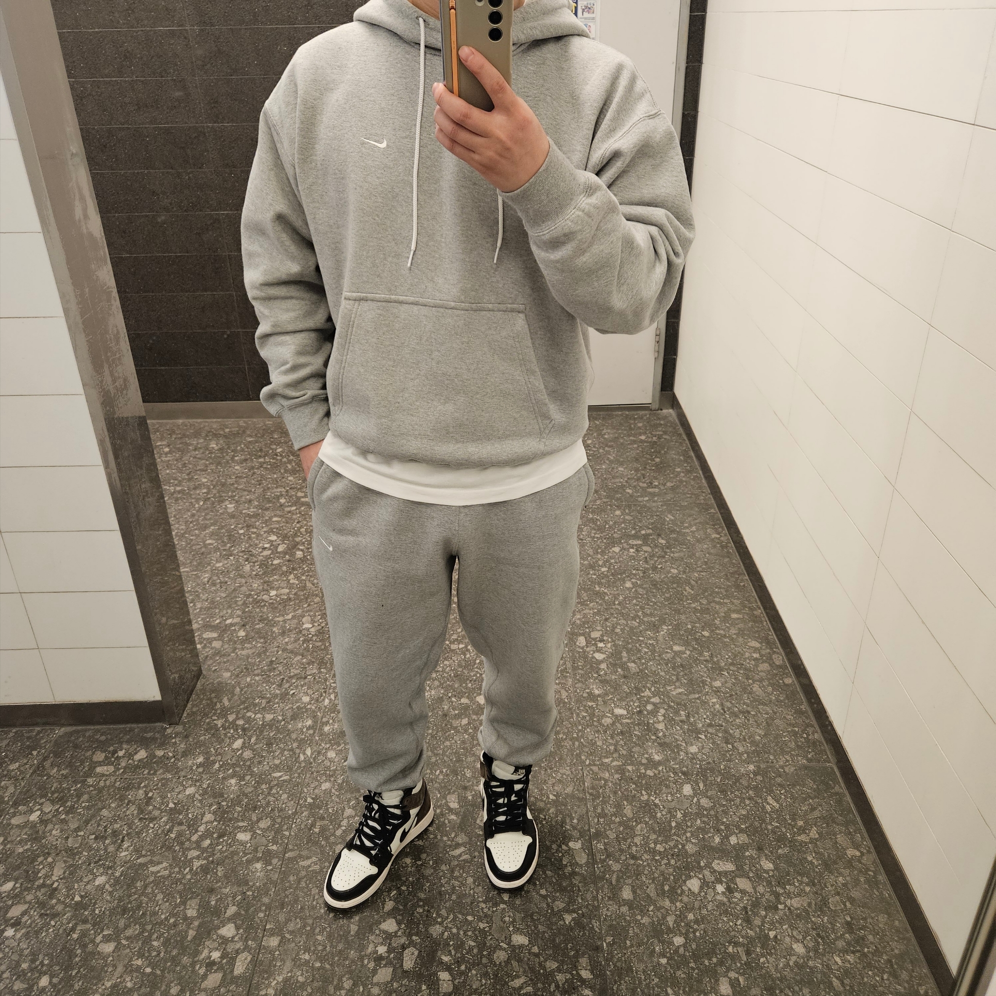 Jordan 1 Retro High OG Black Mocha, Nike NRG Solo Swoosh Fleece Hoodie Dark Grey Heather - Asia 착용 스타일