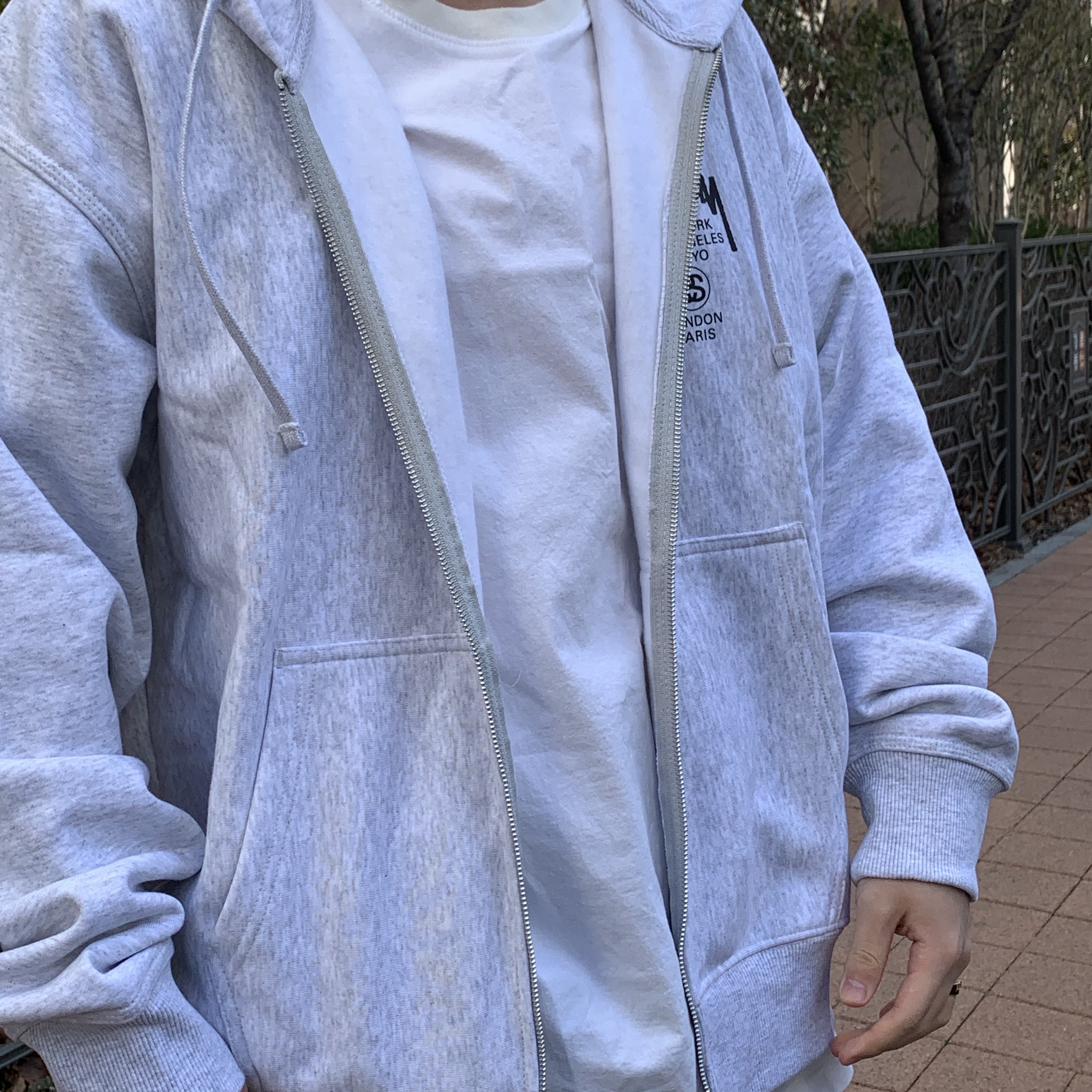 Stussy World Tour Zip Hoodie Ash Heather 2023 착용 스타일 - 2