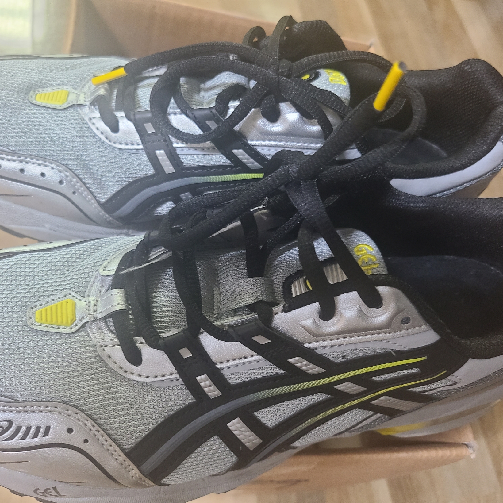 Asics Gel-1090 Mid Grey Black 착용 스타일