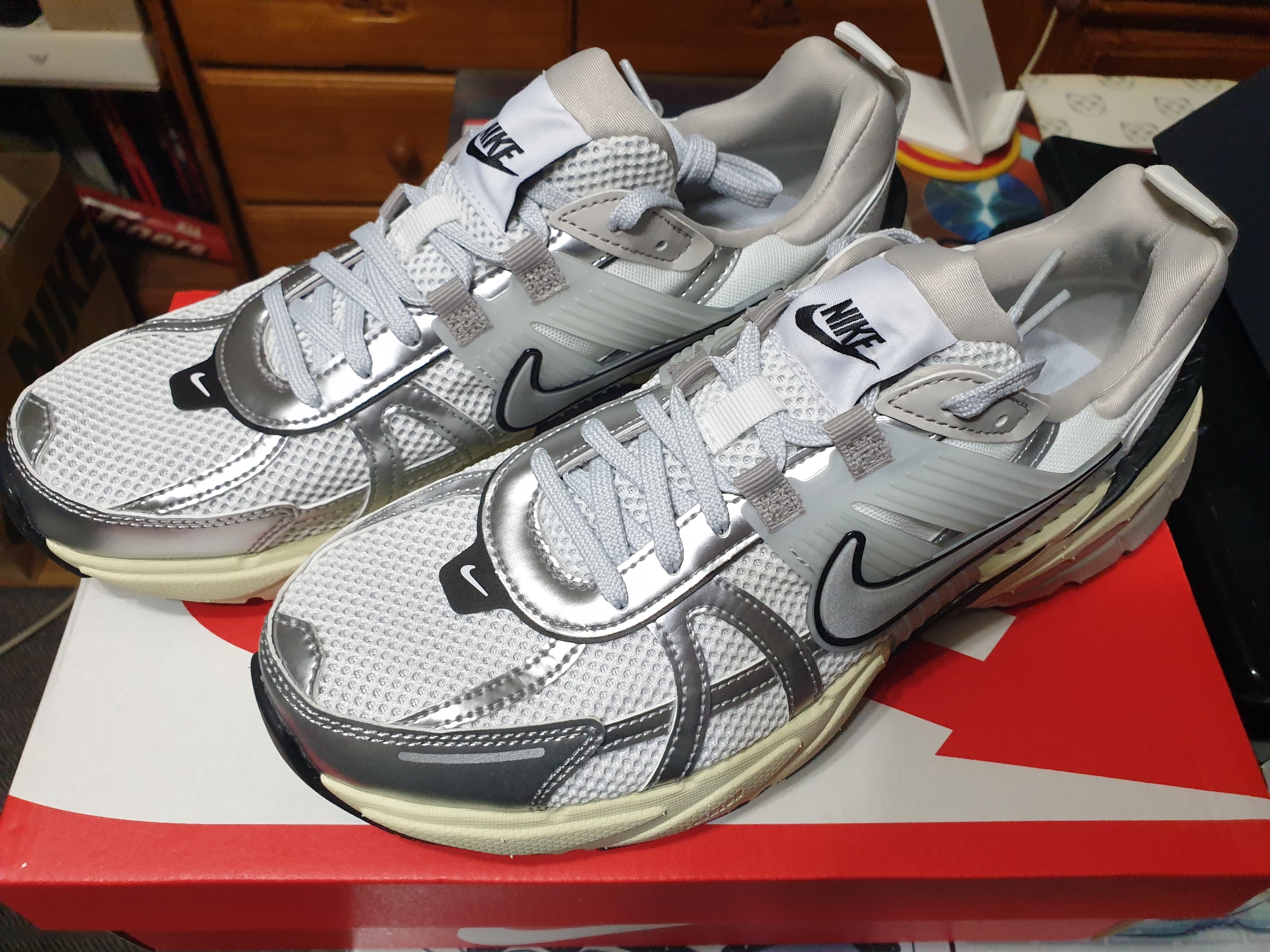 Nike V2K Run Summit White Metallic Silver 착용 스타일 - 1