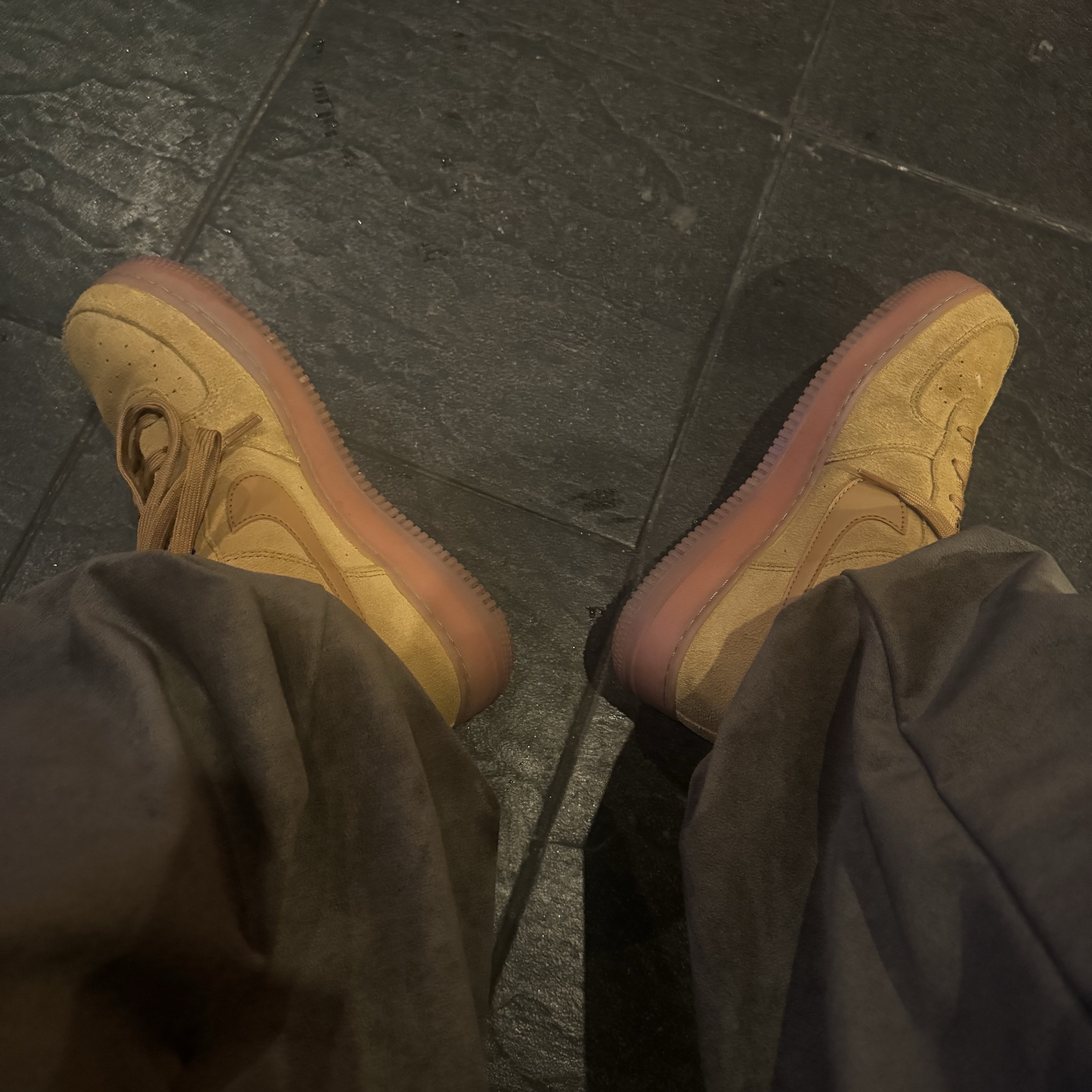 (GS) Nike Air Force 1 LV8 3 Wheat 착용 스타일 - 1