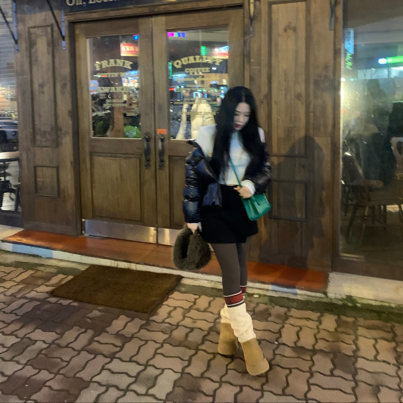 (W) UGG Classic Sweater Letter Boots Chestnut 착용 스타일 - 2