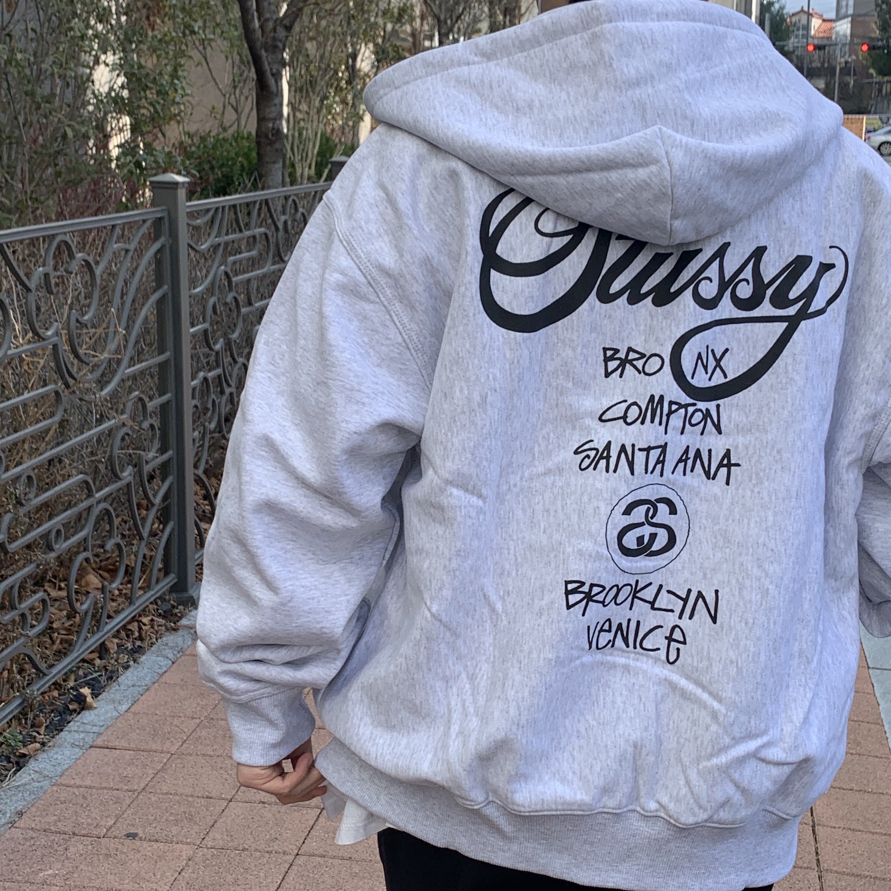 Stussy World Tour Zip Hoodie Ash Heather 2023 착용 스타일 - 1