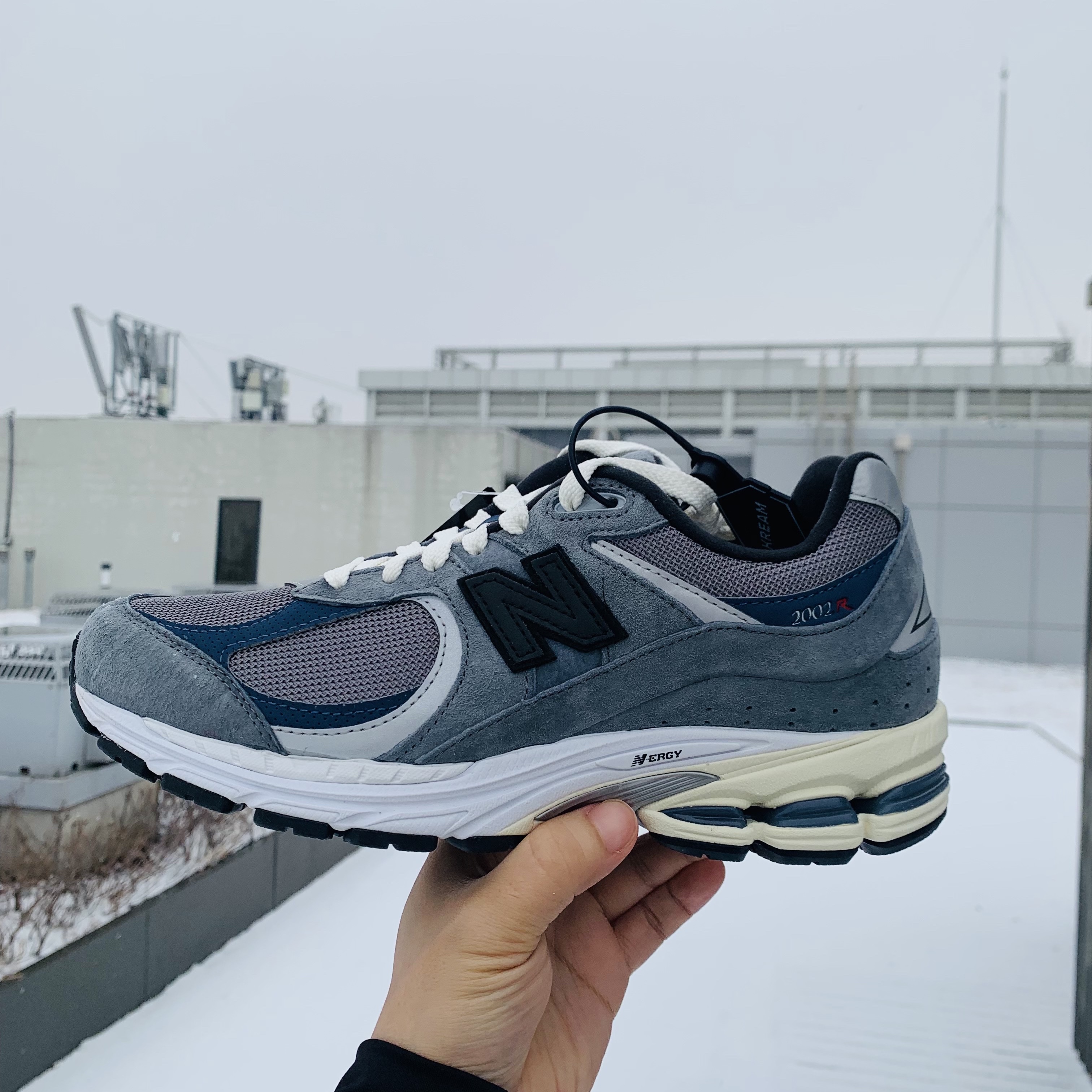 New Balance x JJJJound 2002R Storm Blue 착용 스타일 - 1
