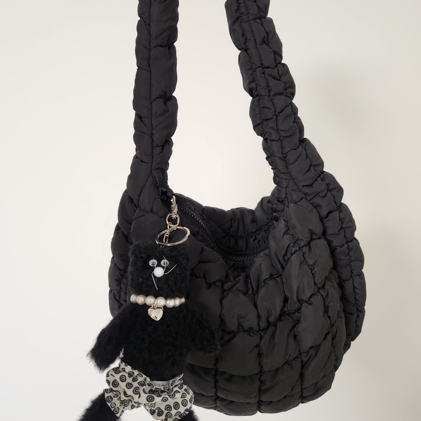 Monamhee x 10 Corso Como Bianco Keyring Black, COS Quilted Messenger Bag Black 착용 스타일 - 1