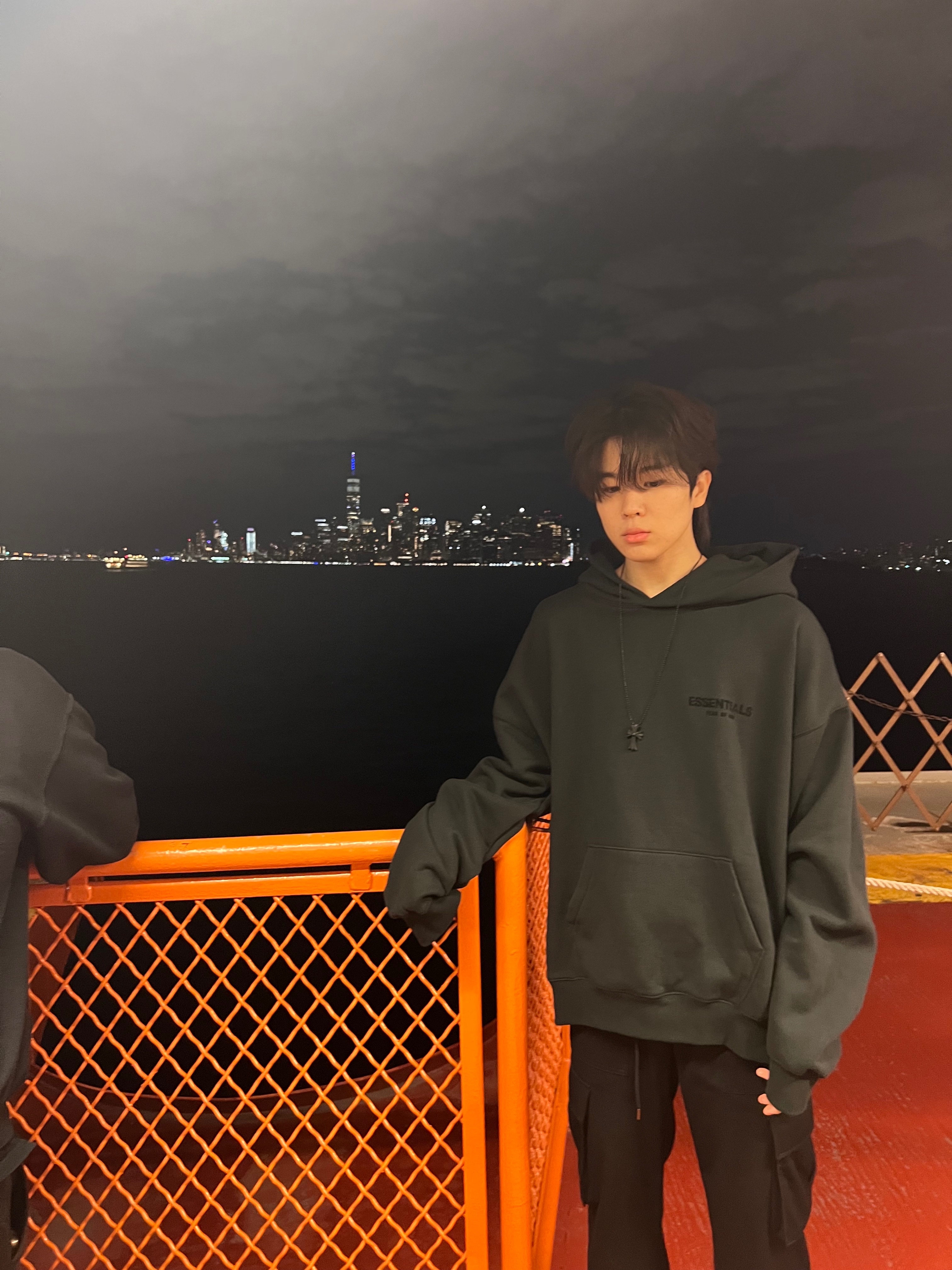 Essentials Logo Hoodie - 22FW, (W) Canada Goose Chilliwack Bomber Black 착용 스타일 - 1