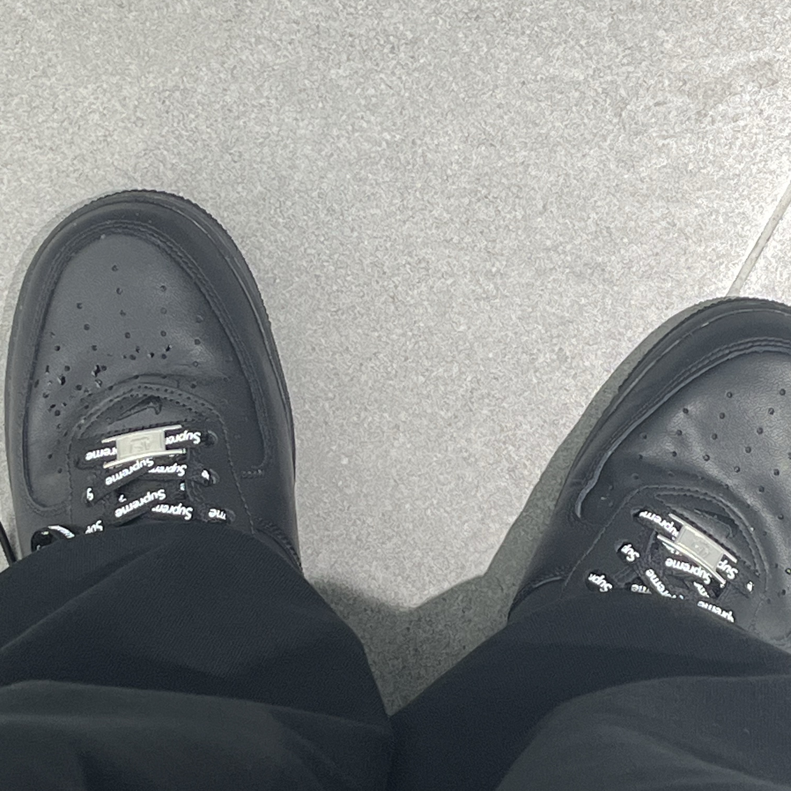 Nike x Supreme Air Force 1 Low Black 착용 스타일