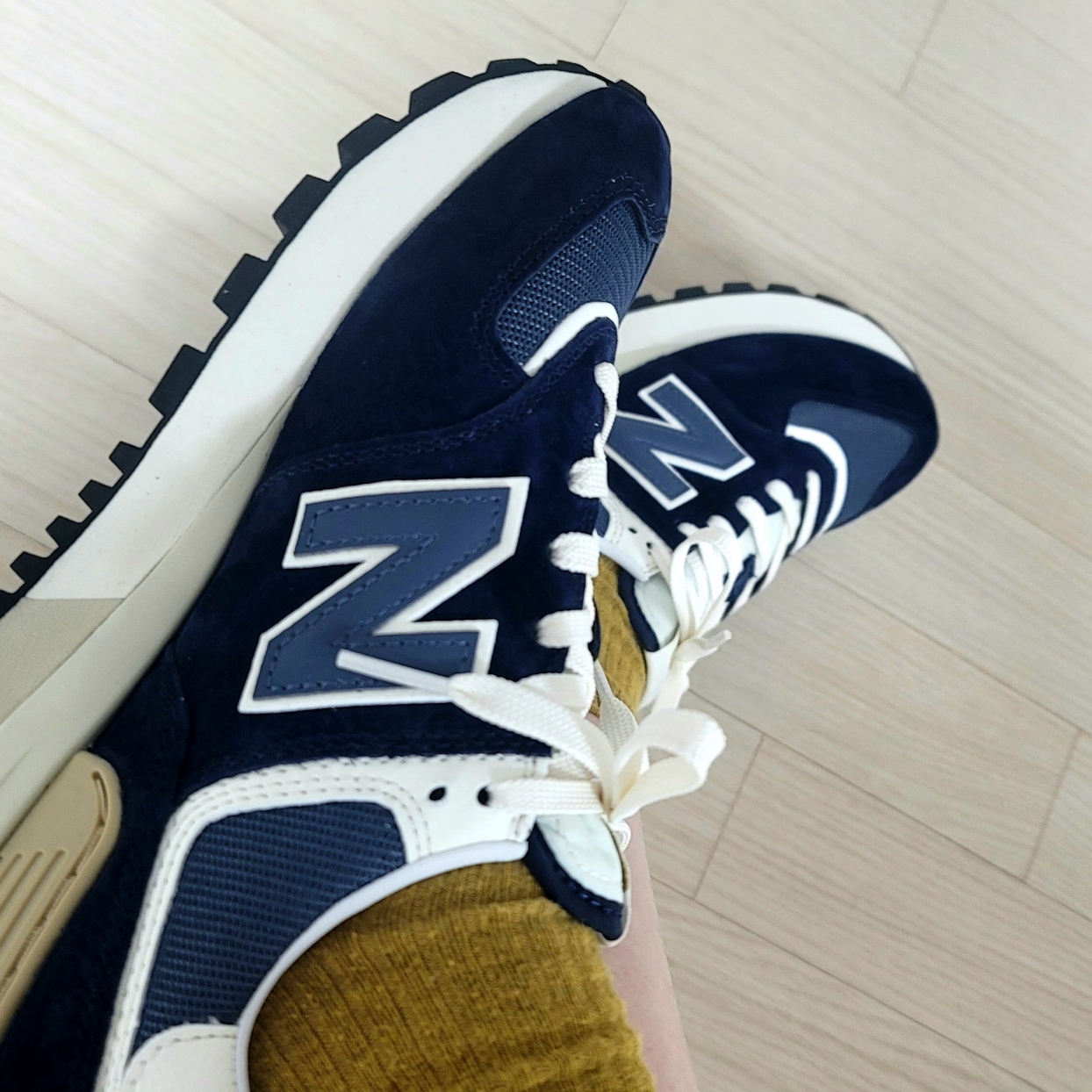 New Balance 574 Legacy Navy 착용 스타일 - 2
