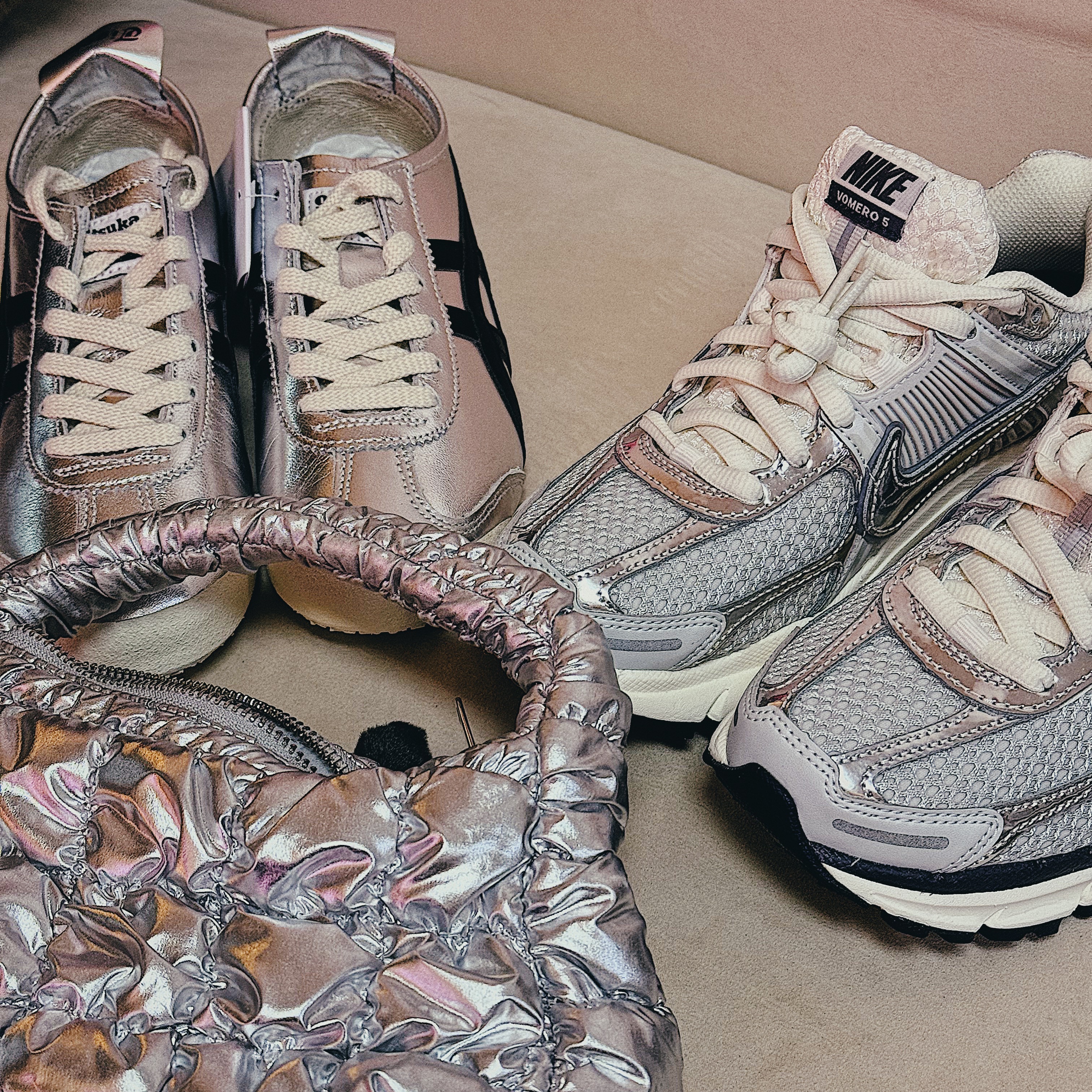 (W) Nike Zoom Vomero 5 Photon Dust and Metallic Silver, COS Quilted Micro Bag Silver 착용 스타일