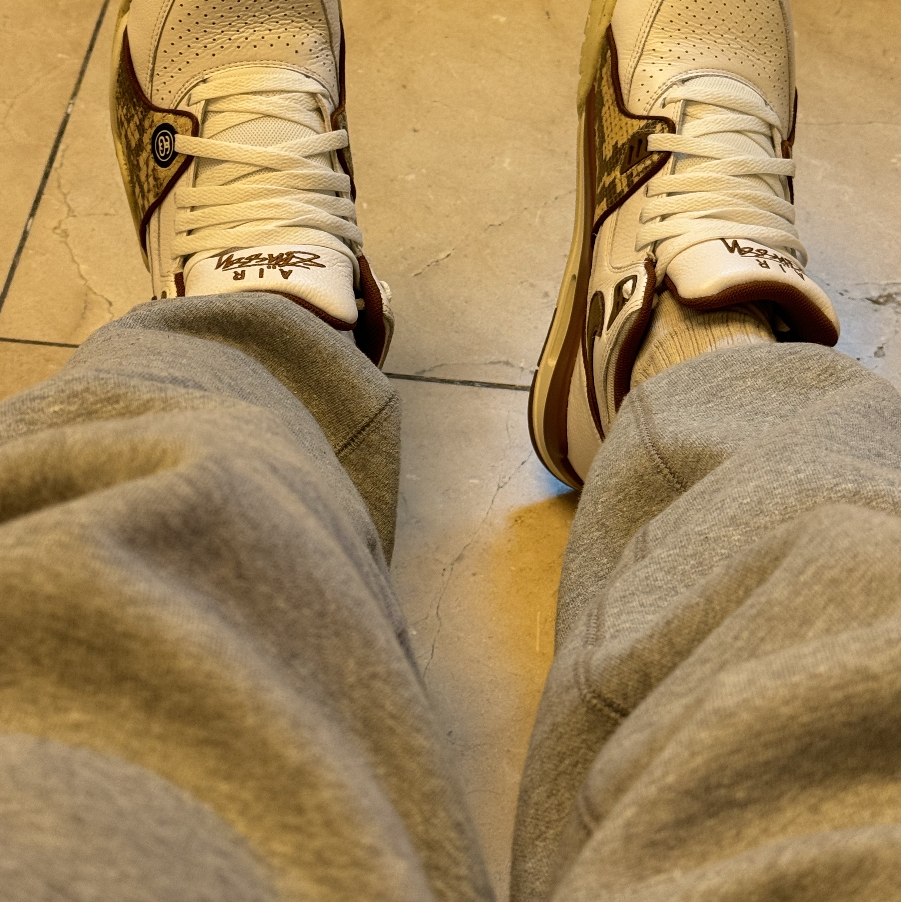 Nike x Stussy Air Flight 89 Low White and Pecan 착용 스타일 - 3