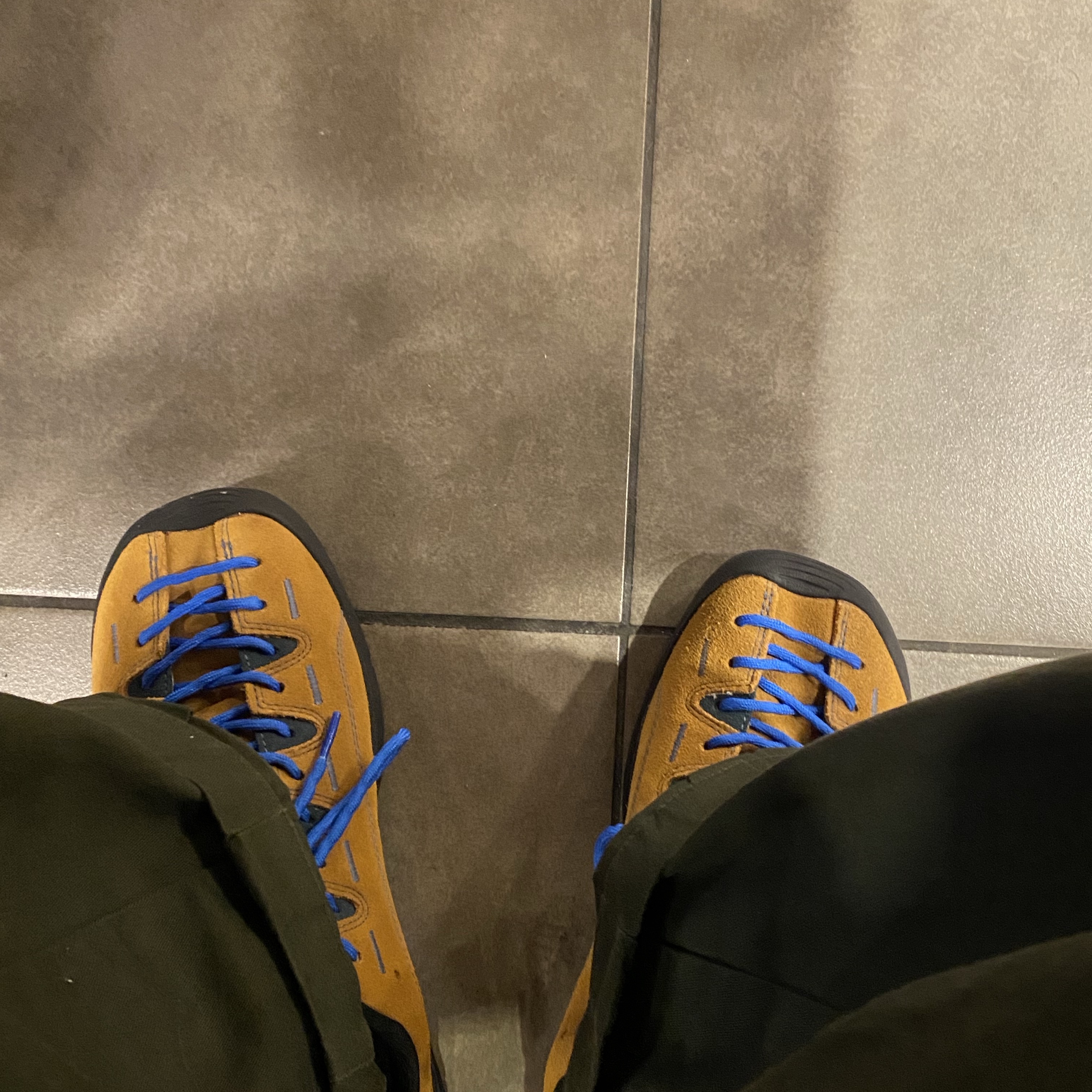 Keen Jasper Suede Sneakers Camel 착용 스타일