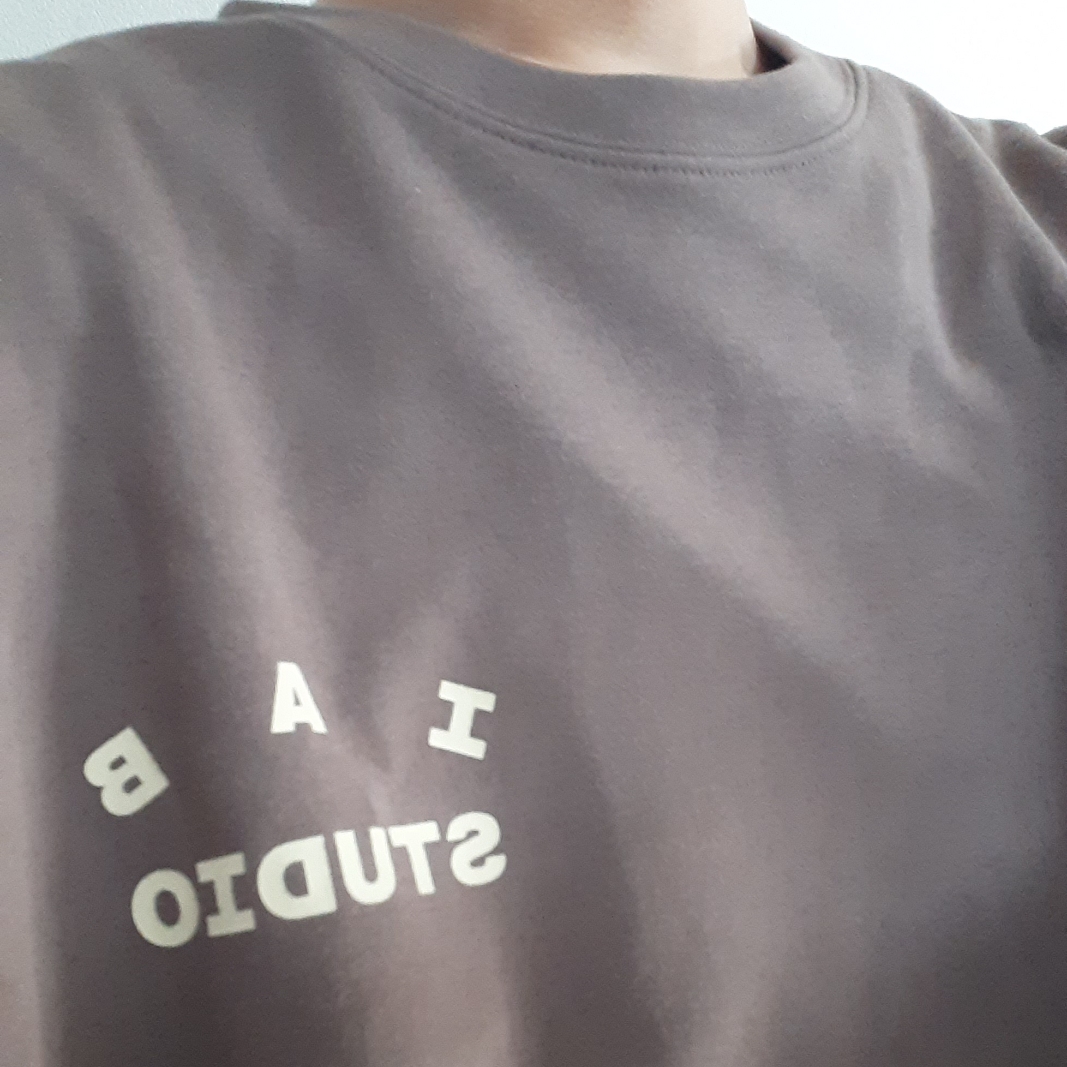 IAB Studio Long Sleeve Choco Cream 착용 스타일