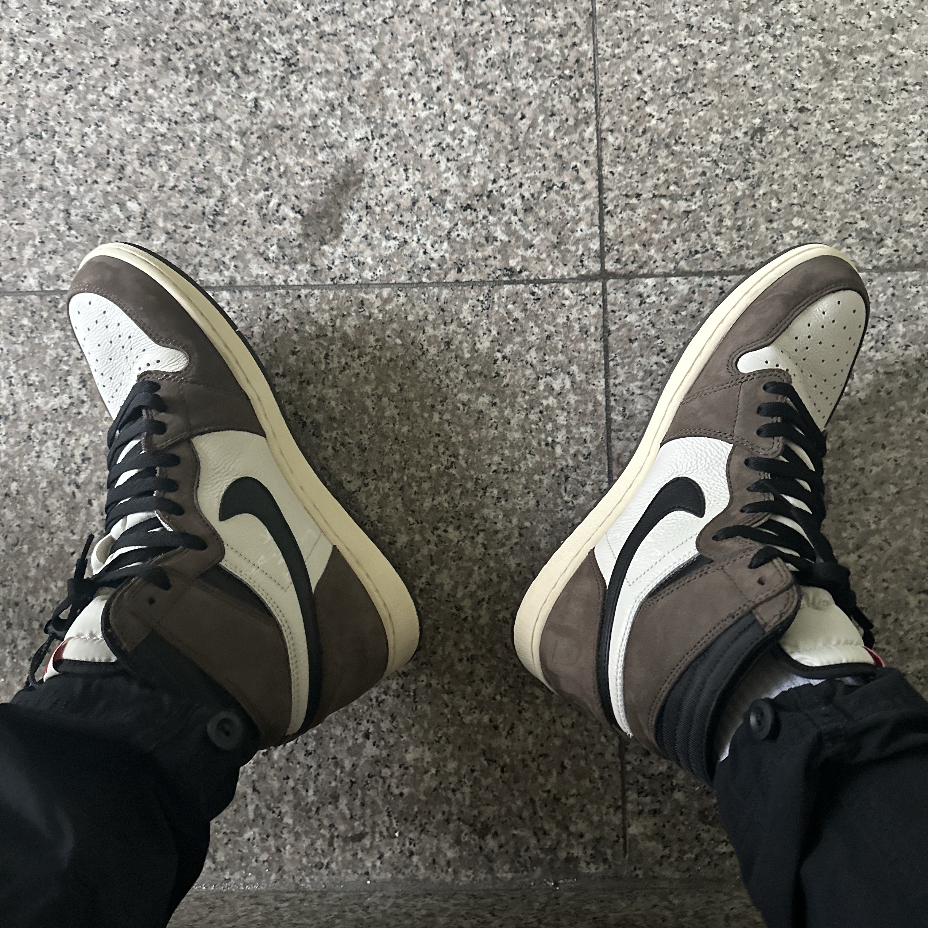 Jordan 1 x Travis Scott Retro High OG SP Mocha 착용 스타일 - 2