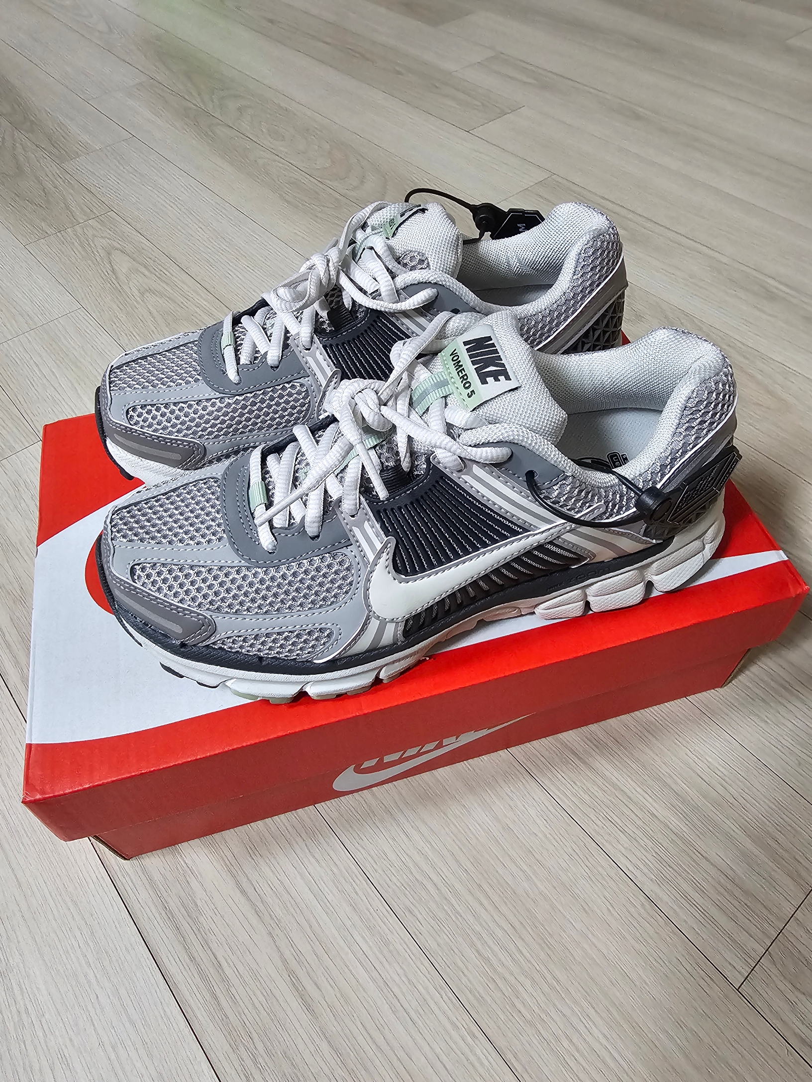 (W) Nike Zoom Vomero 5 Cobblestone and Flat Pewter 착용 스타일
