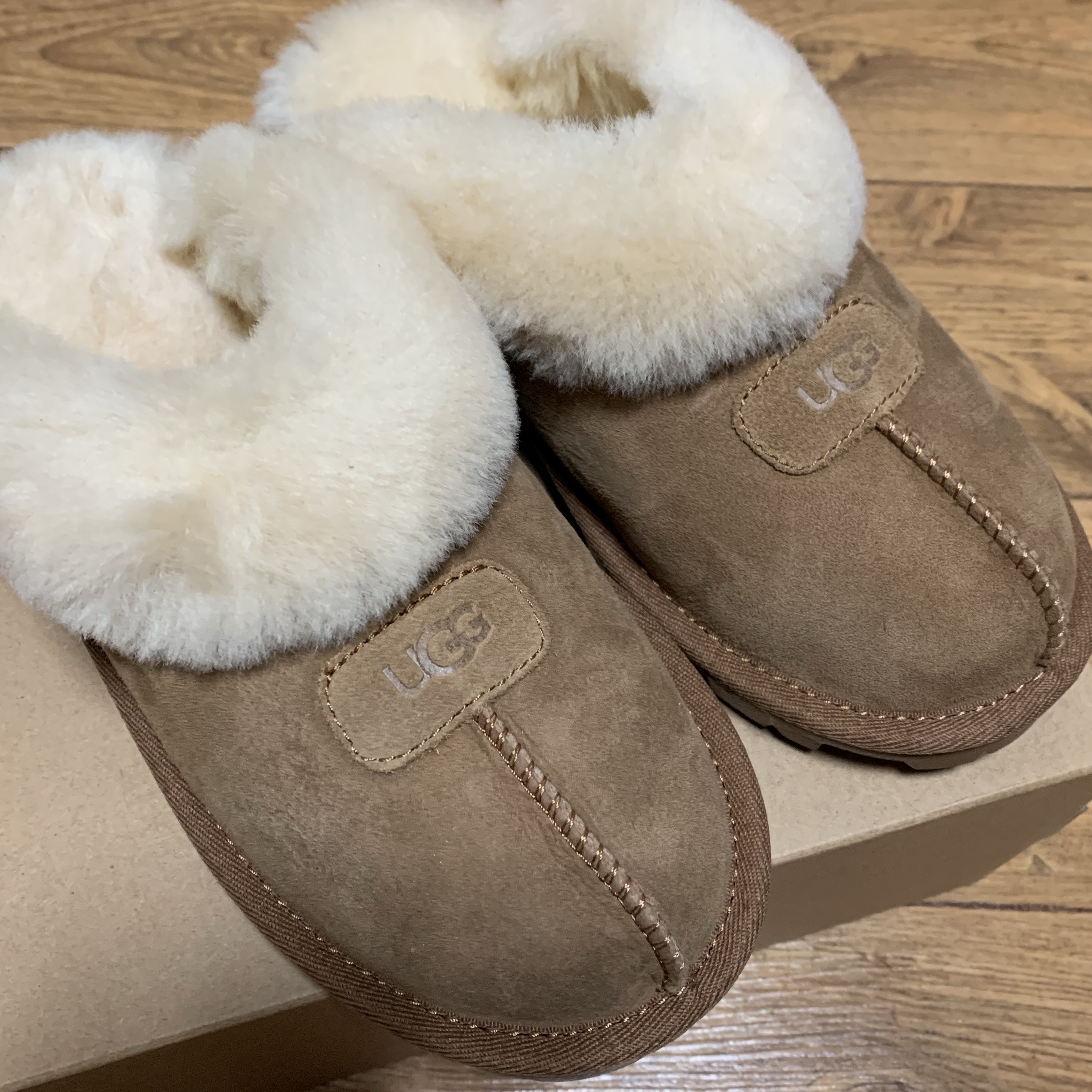 (W) UGG Coquette Slipper Chestnut 착용 스타일 - 1