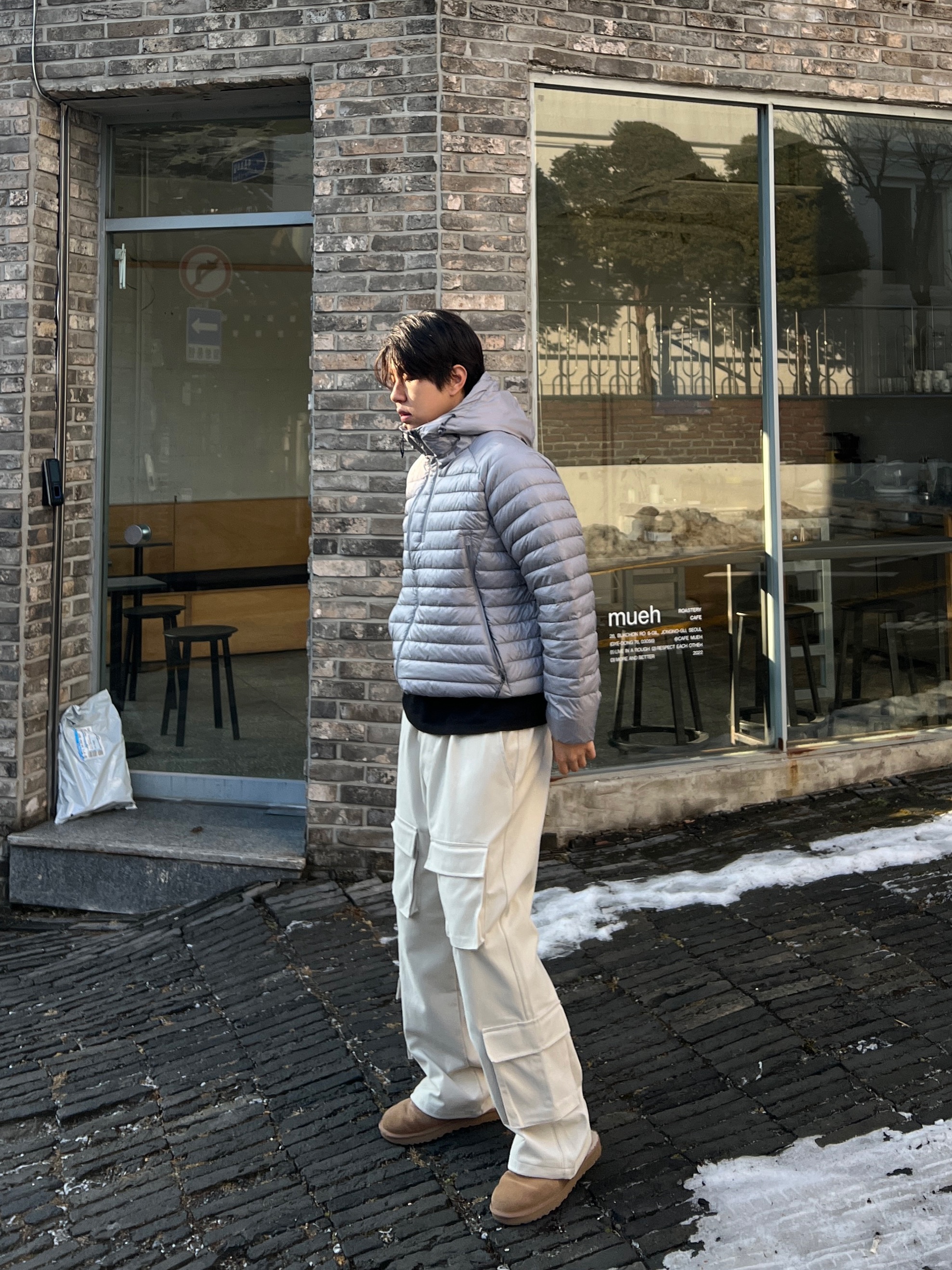 UGG x Telfar Slip On Chestnut 착용 스타일 - 4