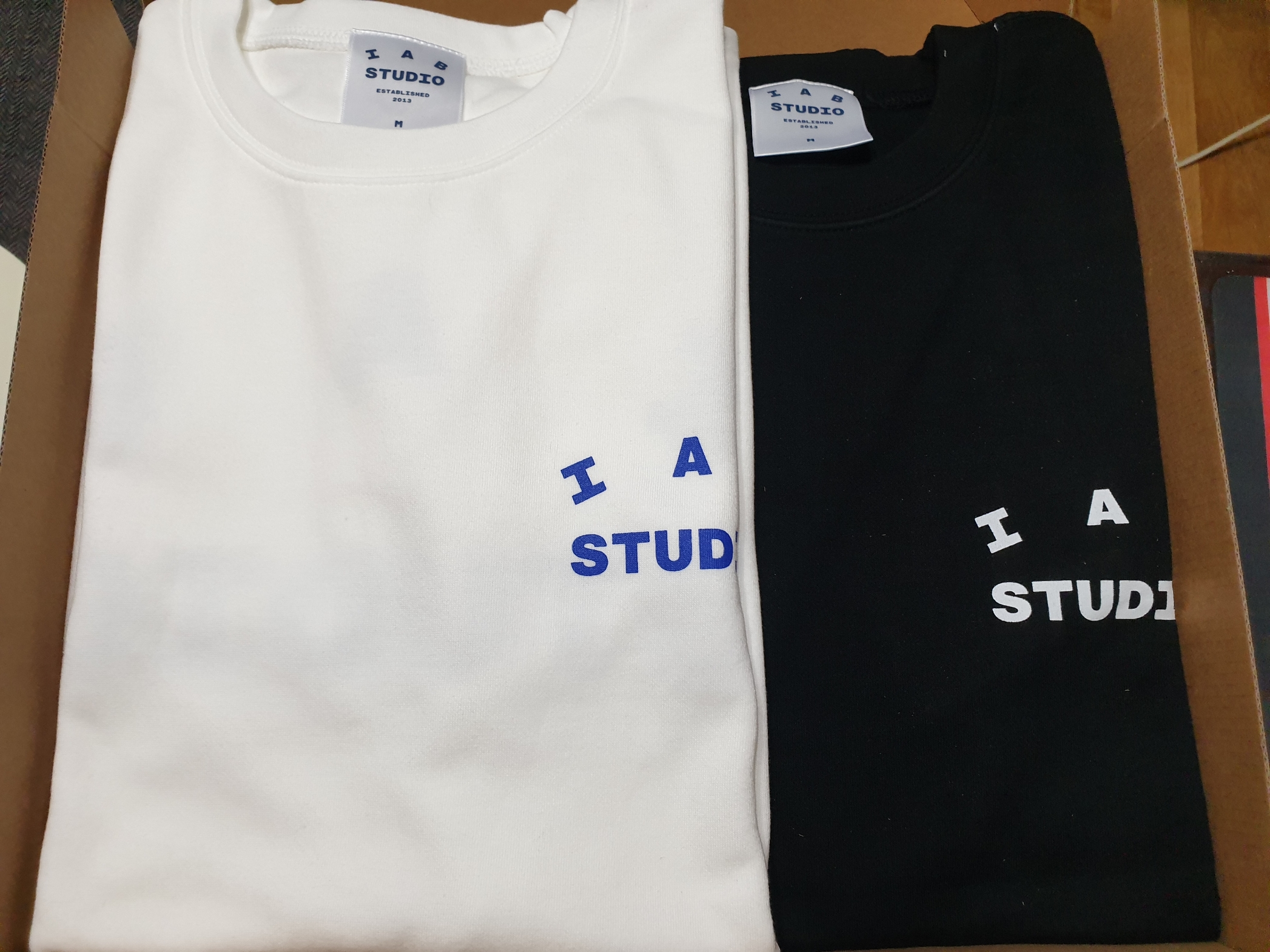 IAB Studio 10th Anniversary T-Shirts Pack White & Black (2 Pack) 착용 스타일 - 2